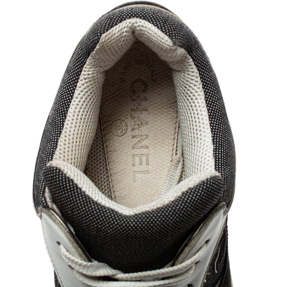 Chanel Grey/White Canvas And Leather Low-Top CC Trainer Sneakers Size 39 In Good Condition In Dubai, Al Qouz 2