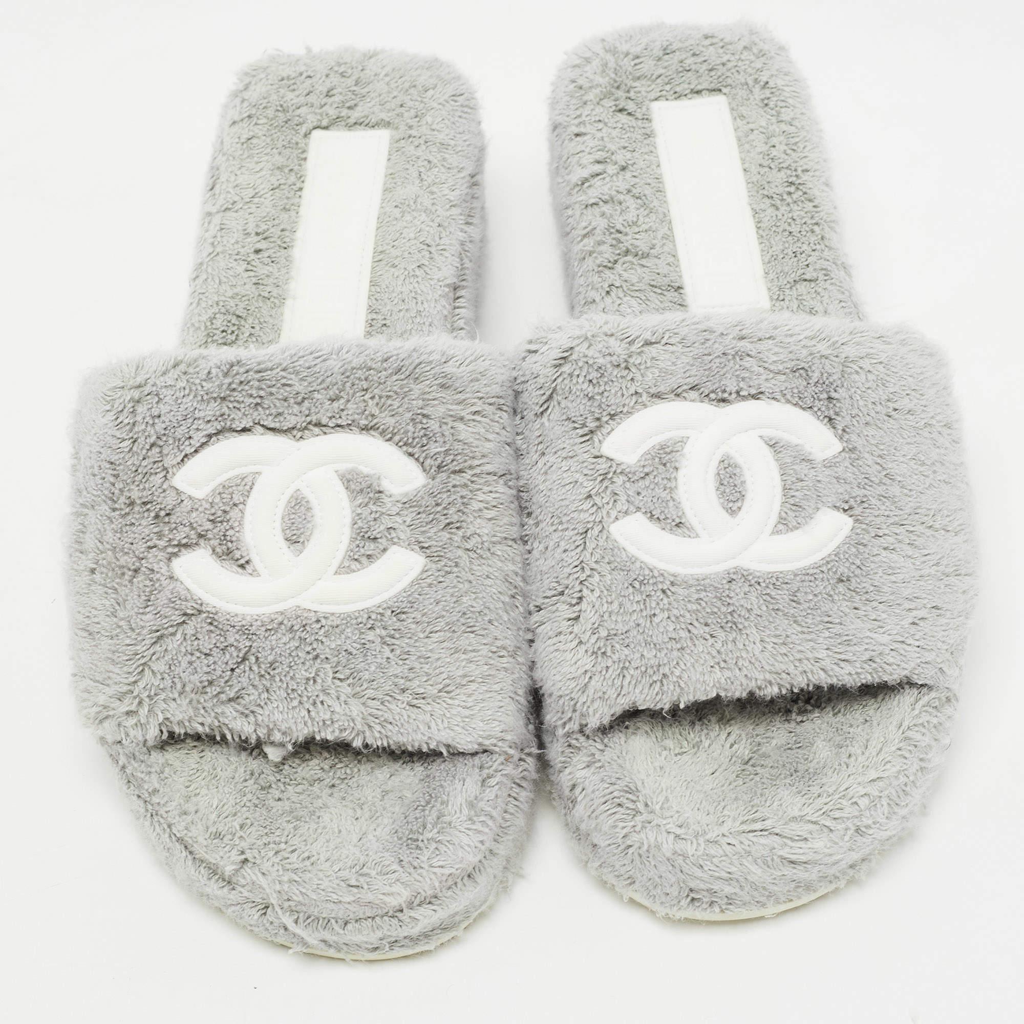 Chanel's platform slides are made of fabric and have a fuzzy design. They are highlighted by the CC logo on the uppers and finished with rubber soles.

