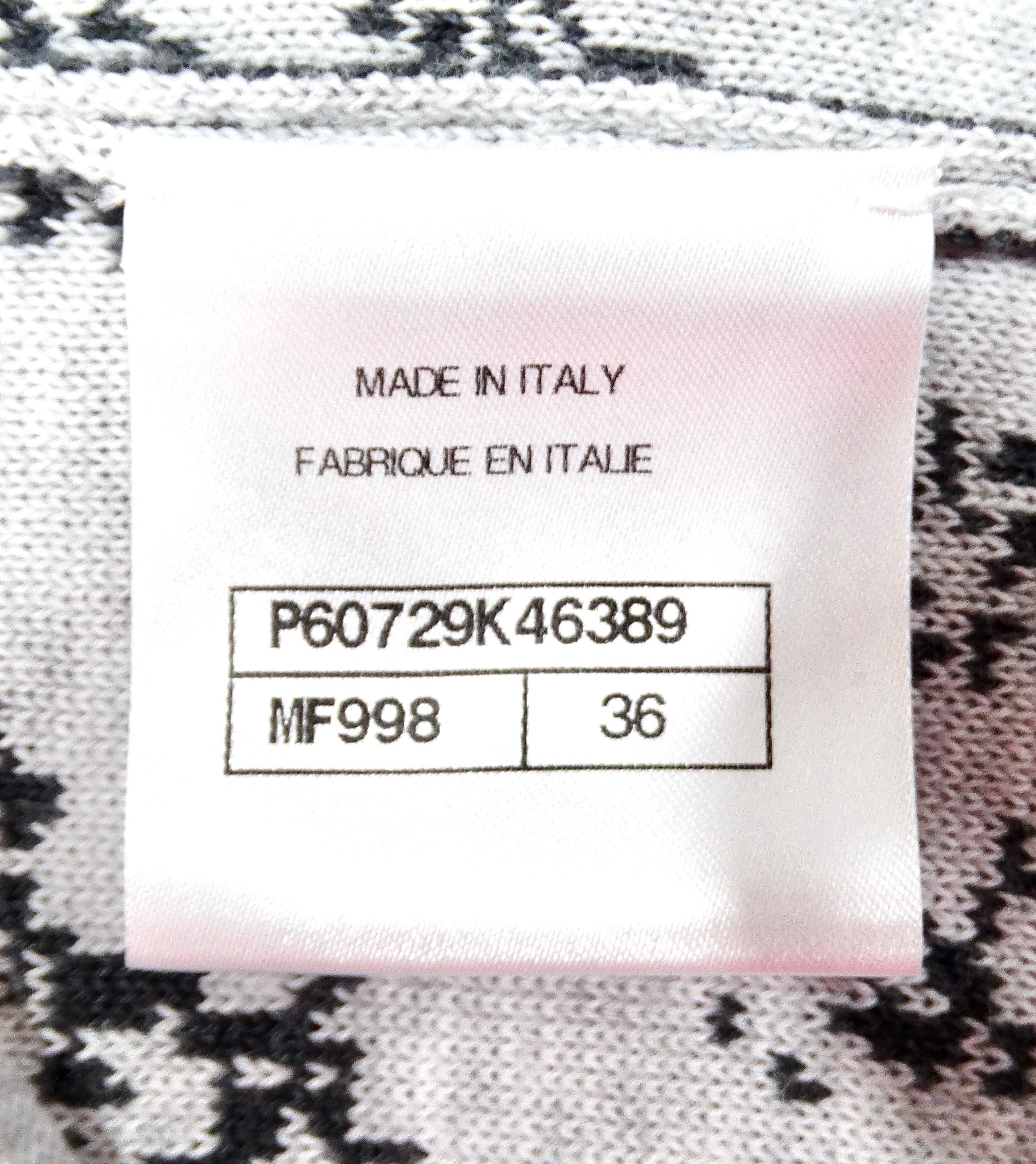 Chanel - Cardigan en maille gris et blanc à logo CC imbriqué en vente 6