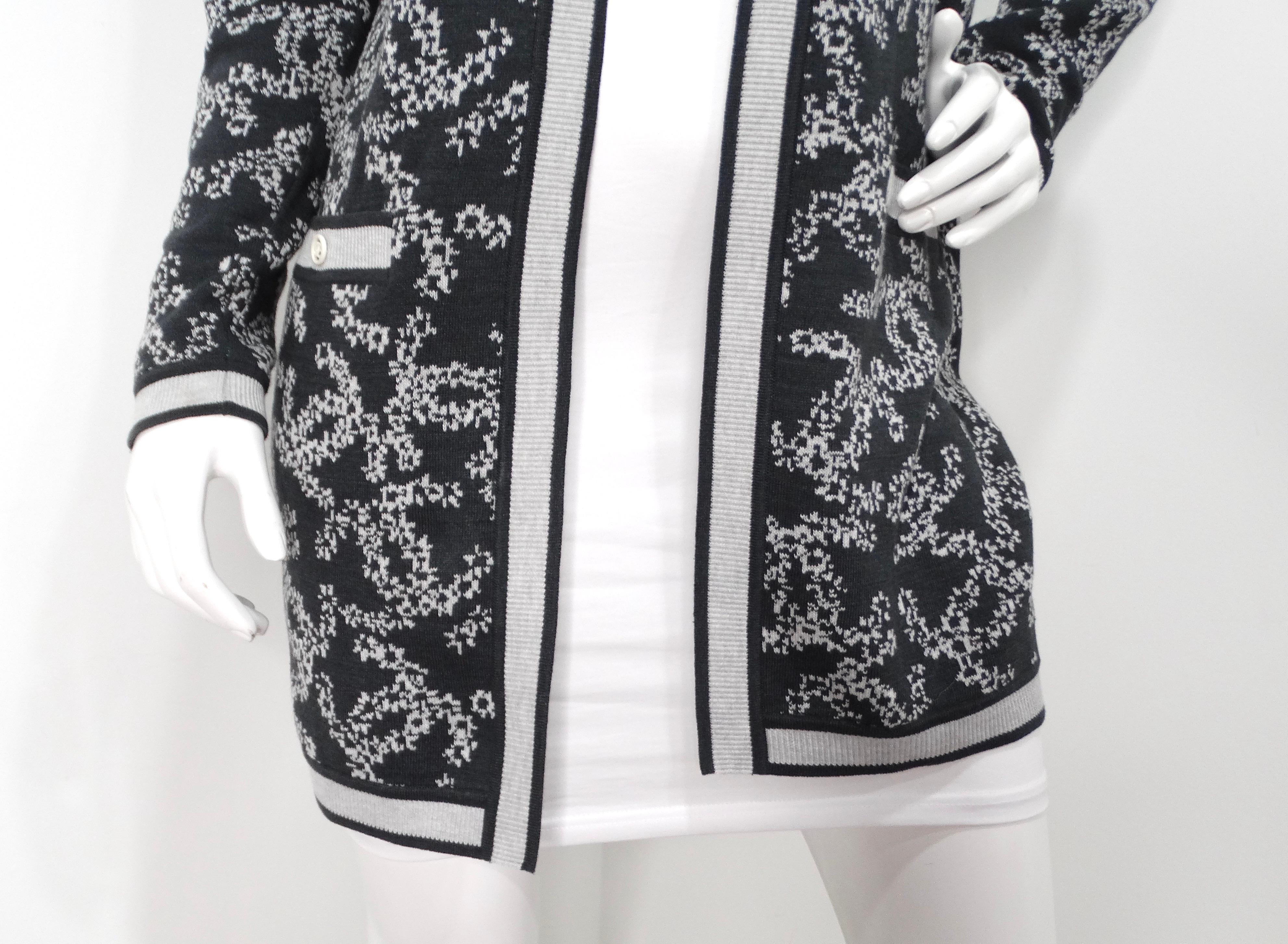 Gris Chanel - Cardigan en maille gris et blanc à logo CC imbriqué en vente