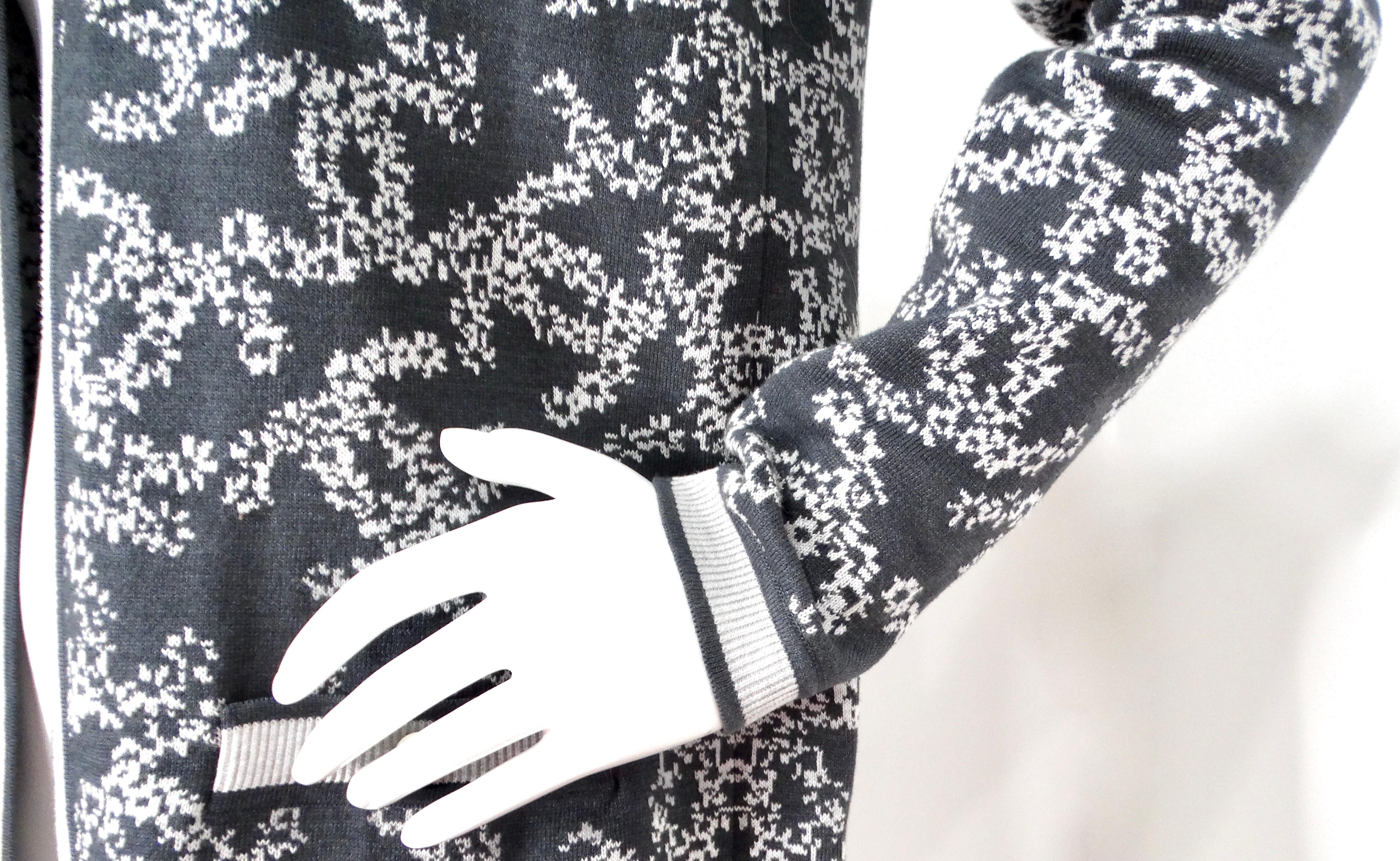 Chanel - Cardigan en maille gris et blanc à logo CC imbriqué Bon état - En vente à Scottsdale, AZ