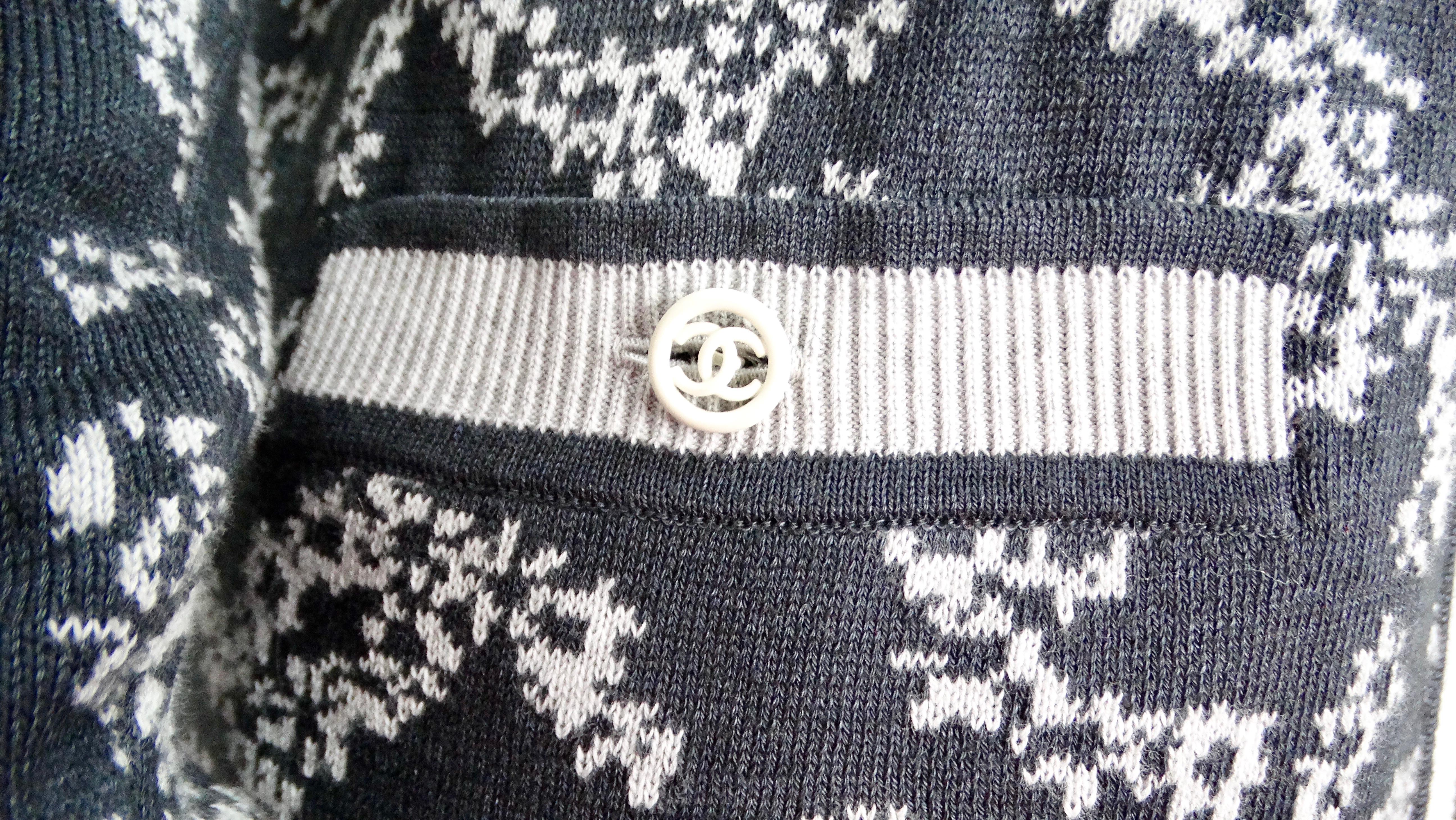 Chanel - Cardigan en maille gris et blanc à logo CC imbriqué Pour femmes en vente