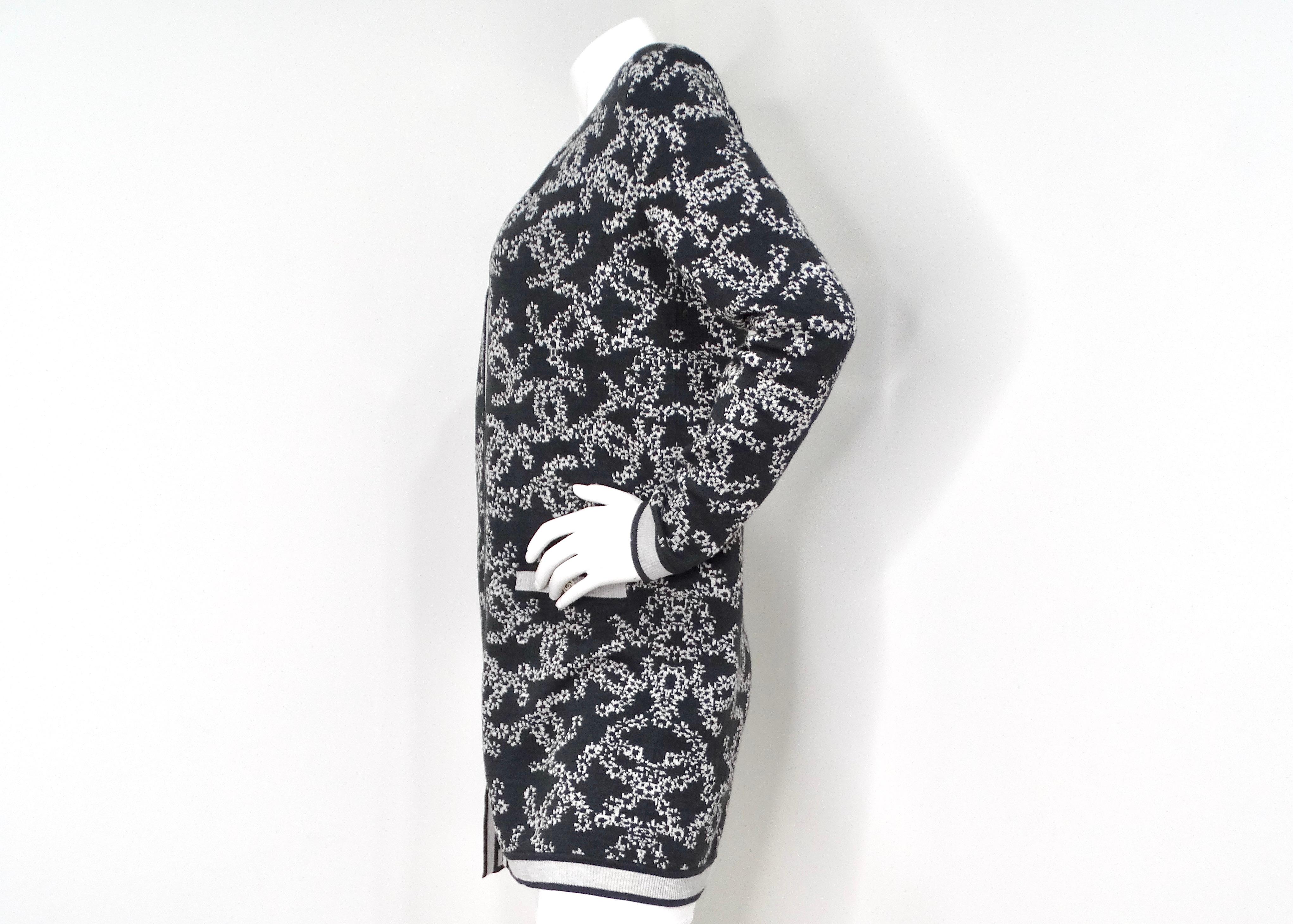 Chanel - Cardigan en maille gris et blanc à logo CC imbriqué en vente 1