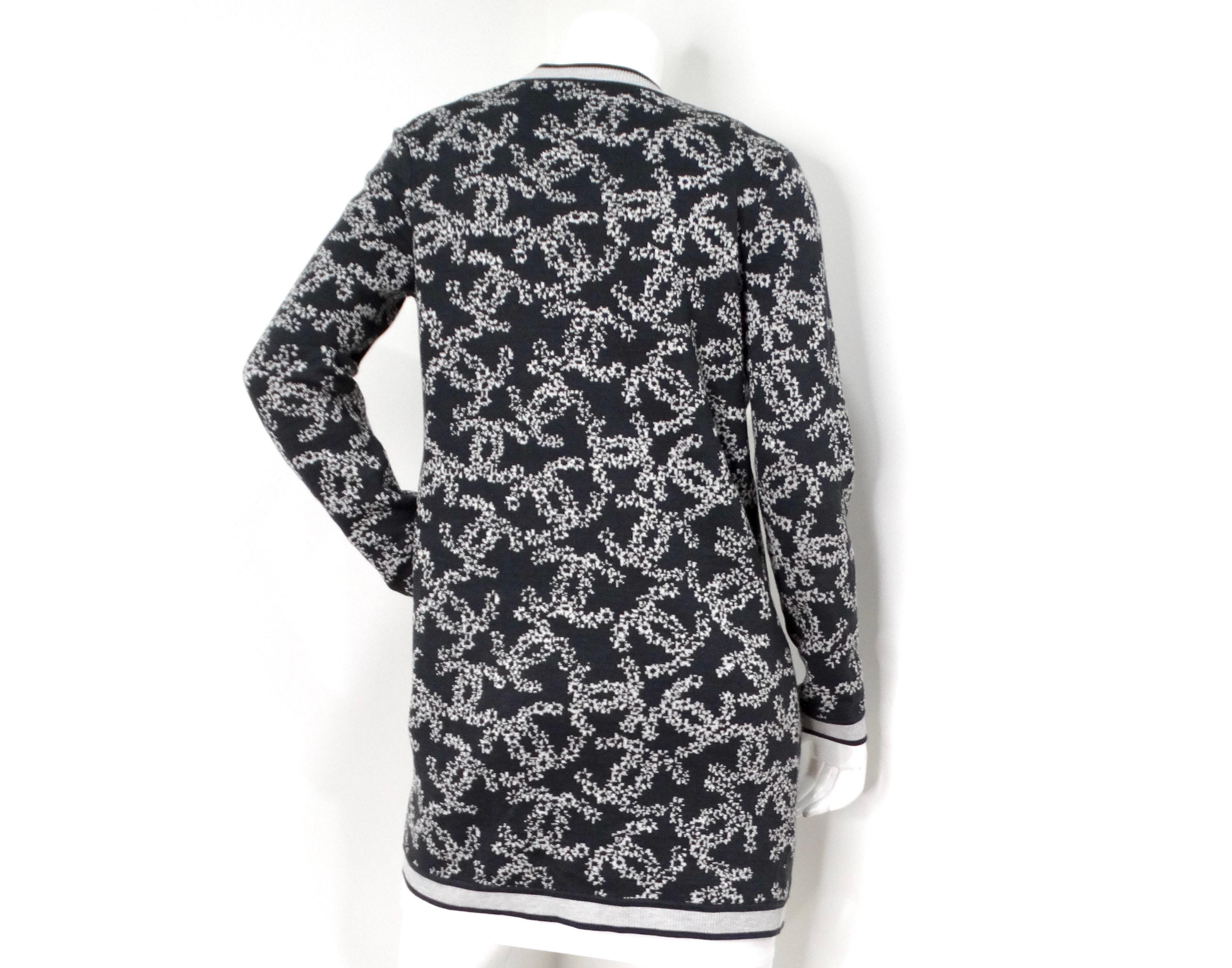 Chanel - Cardigan en maille gris et blanc à logo CC imbriqué en vente 2