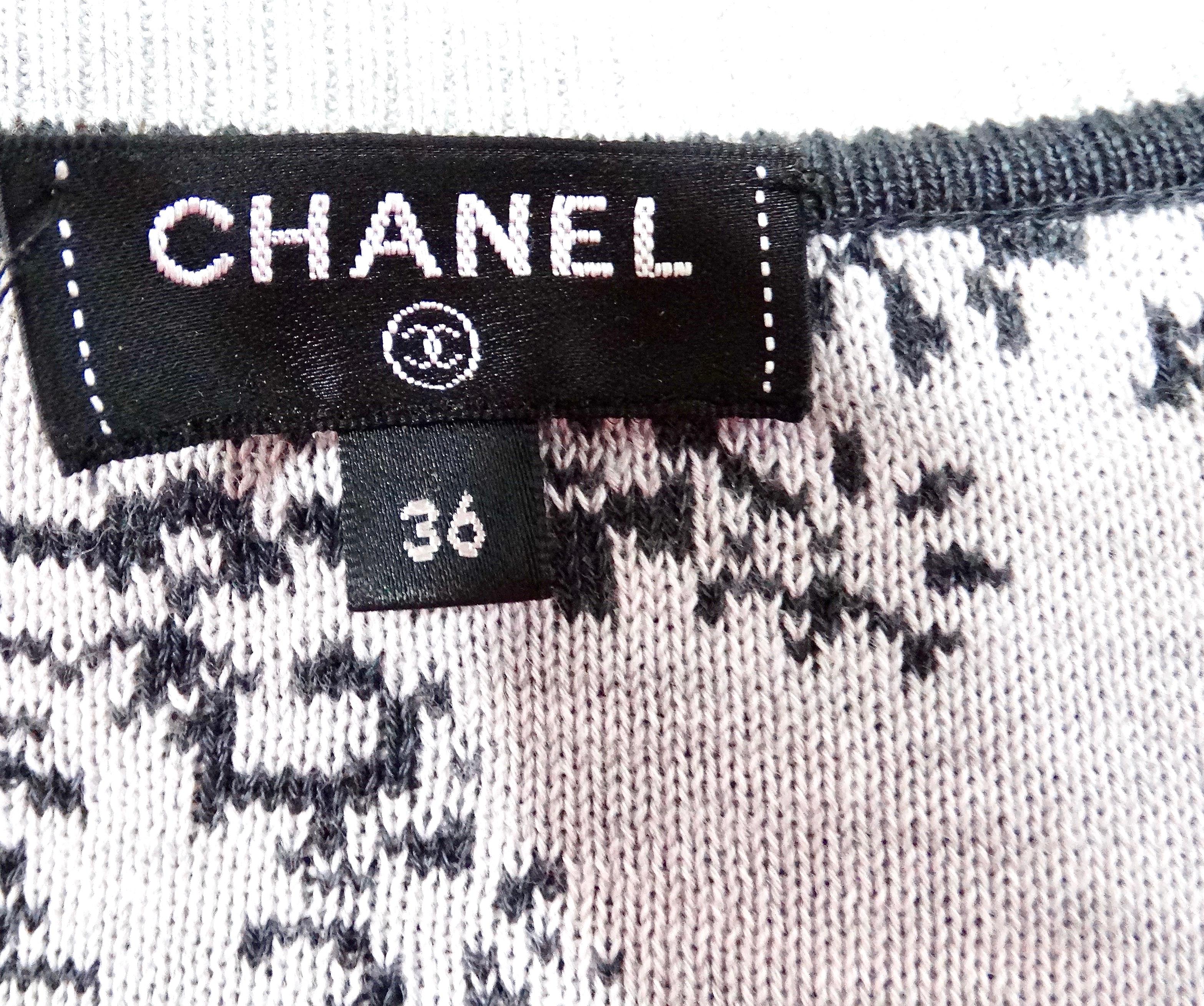 Chanel - Cardigan en maille gris et blanc à logo CC imbriqué en vente 3