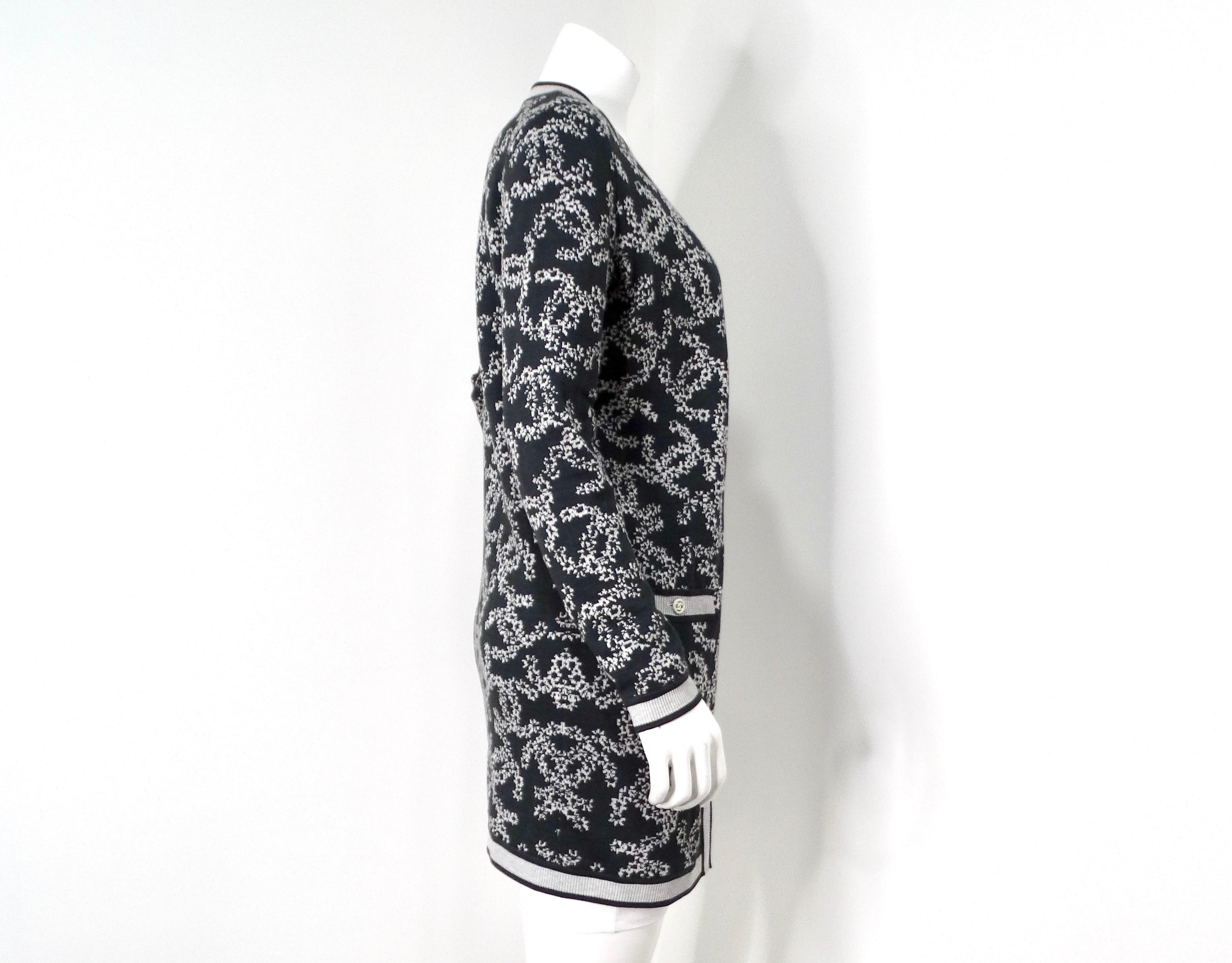 Chanel - Cardigan en maille gris et blanc à logo CC imbriqué en vente 4