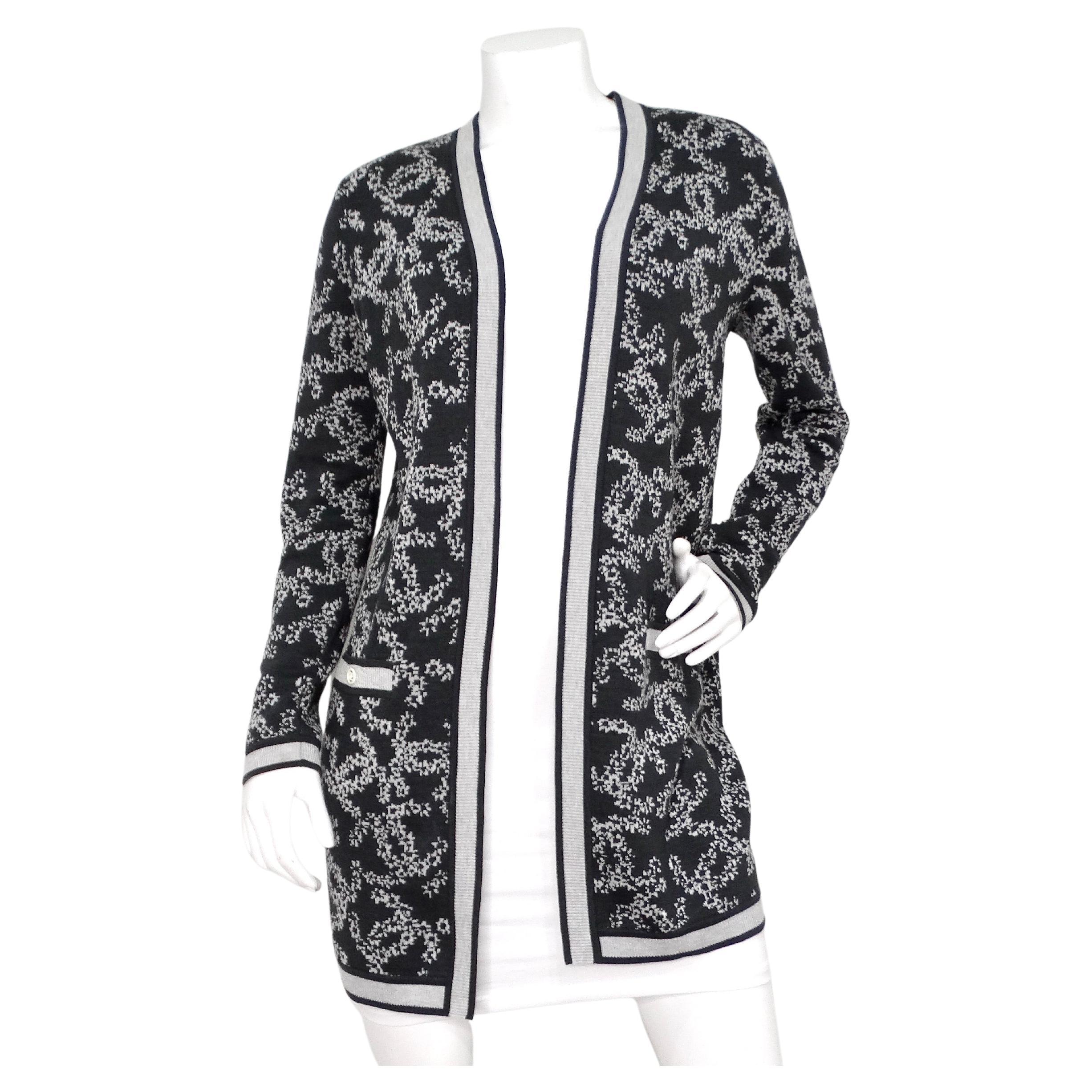 Chanel - Cardigan en maille gris et blanc à logo CC imbriqué en vente