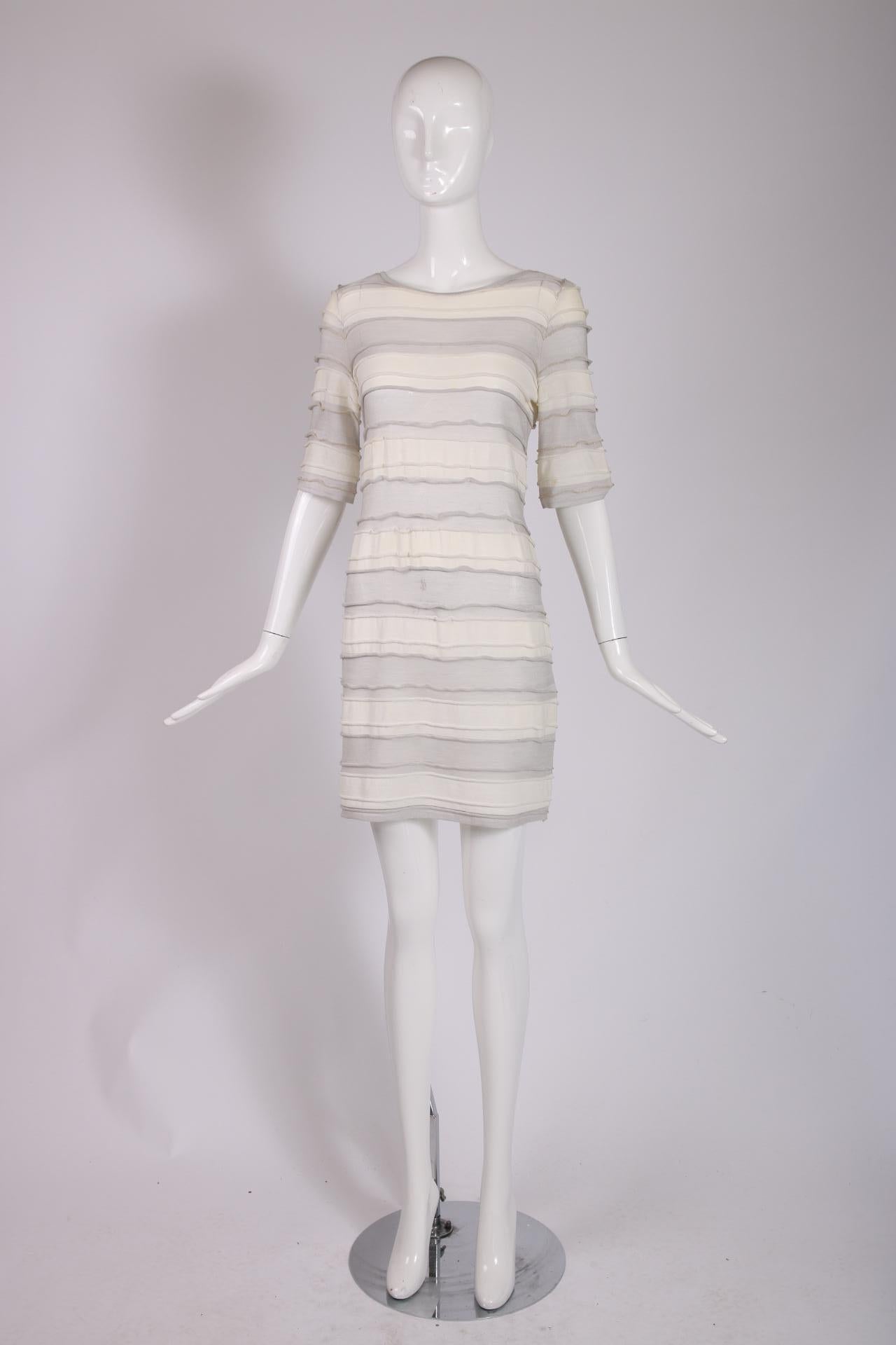 mini-robe Chanel collection Croisière 2009 dans un motif répétitif de rayures gris pâle et blanc cassé avec des côtes horizontales entrelacées de fils de lurex métalliques argentés et dorés. Le tissu est un mélange de soie, de coton et de