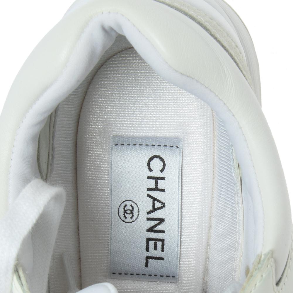 Chanel Grey/White Suede And Leather CC Sneakers Size 38 In Good Condition In Dubai, Al Qouz 2