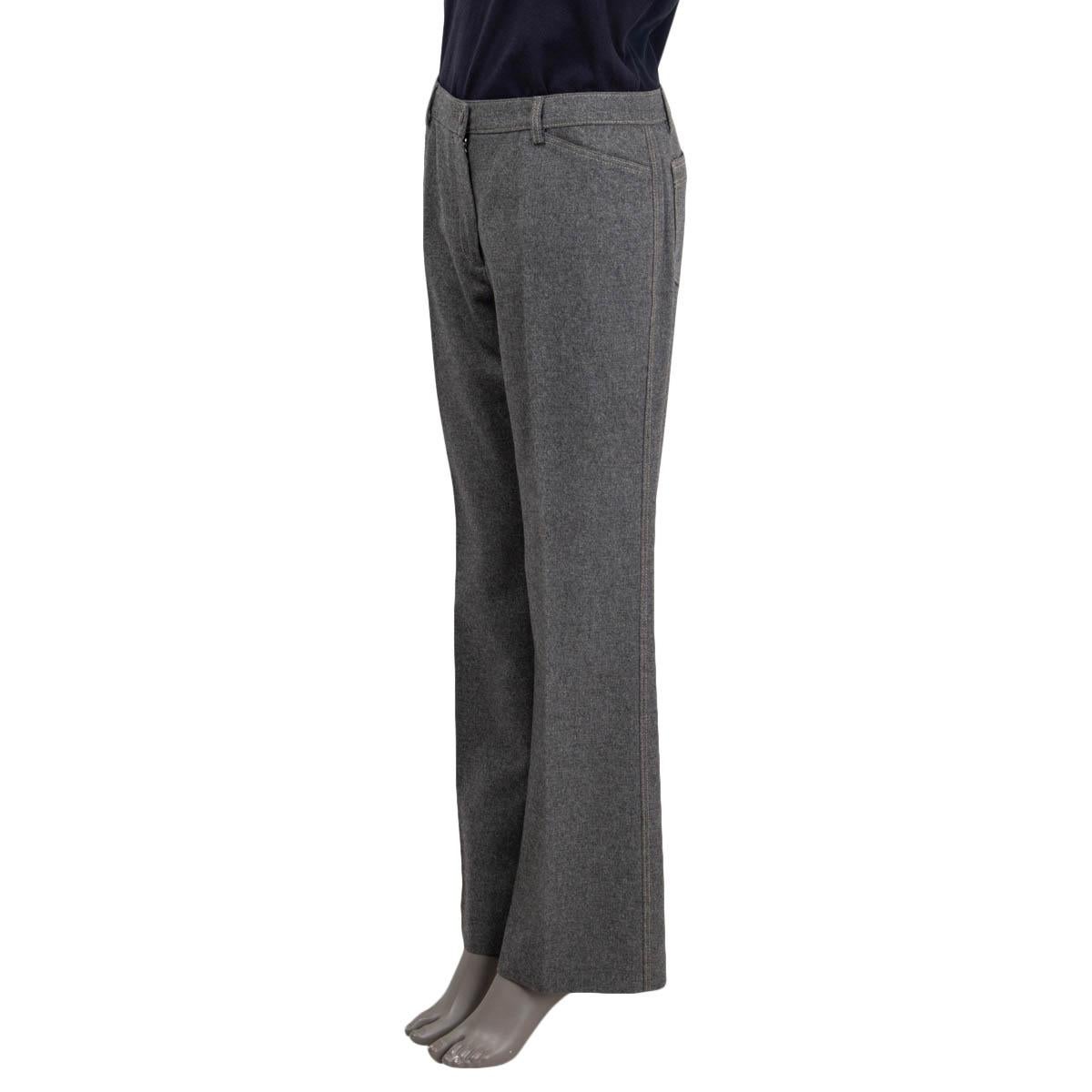 100% authentic Chanel 2005 wide-leg pants in gray wool (100%) with belt loops, two pockets on the sides, and two patch pockets on the back. Close with a Chanel logo button and a concealed zipper on the front. Lined in gray silk (100%). Have been