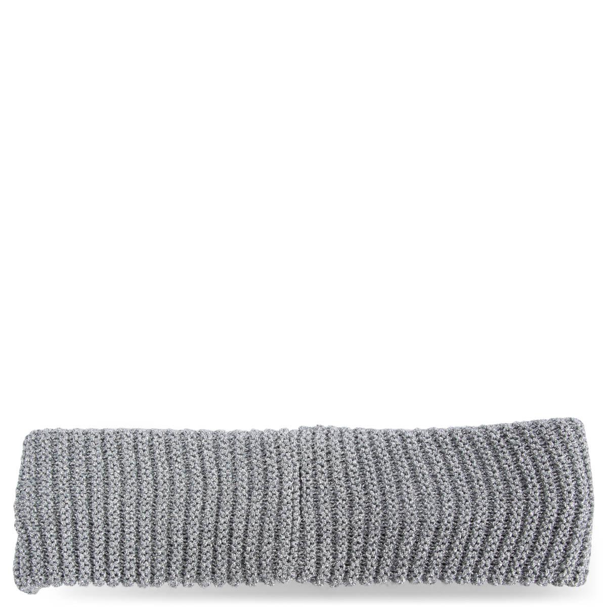 100% authentic Chanel 2017 fall/winter chainmail headband in light gray and silver wool (33%), polyamide (30%), polyester (22%), angora (14%) and elastane (1%). Embellished with faux and sweet water pearls (perle d'eau douce), rhinestones, glass and