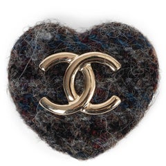 CHANEL grey wool 22K CC HEART TWEED Brooch