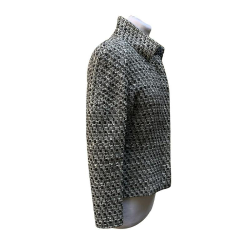 Diese graue Jacke mit Reißverschluss aus einer Wollmischung verkörpert mit ihrem klassischen V-Ausschnitt und den langen Ärmeln Raffinesse und ist perfekt für die moderne Frau geeignet. Das raffinierte, unifarbene Tweedmuster der Jacke, die zwischen