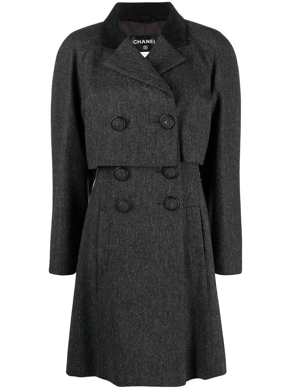 Chanel grey wool coat featuring a chevron pattern, a false cape, double-breasted front fastening, a black leather suede top part collar, logo buttons, a silk iconic lining.
Estimated size 40fr/US8/UK12
Composition: 100% Wool  
In good vintage