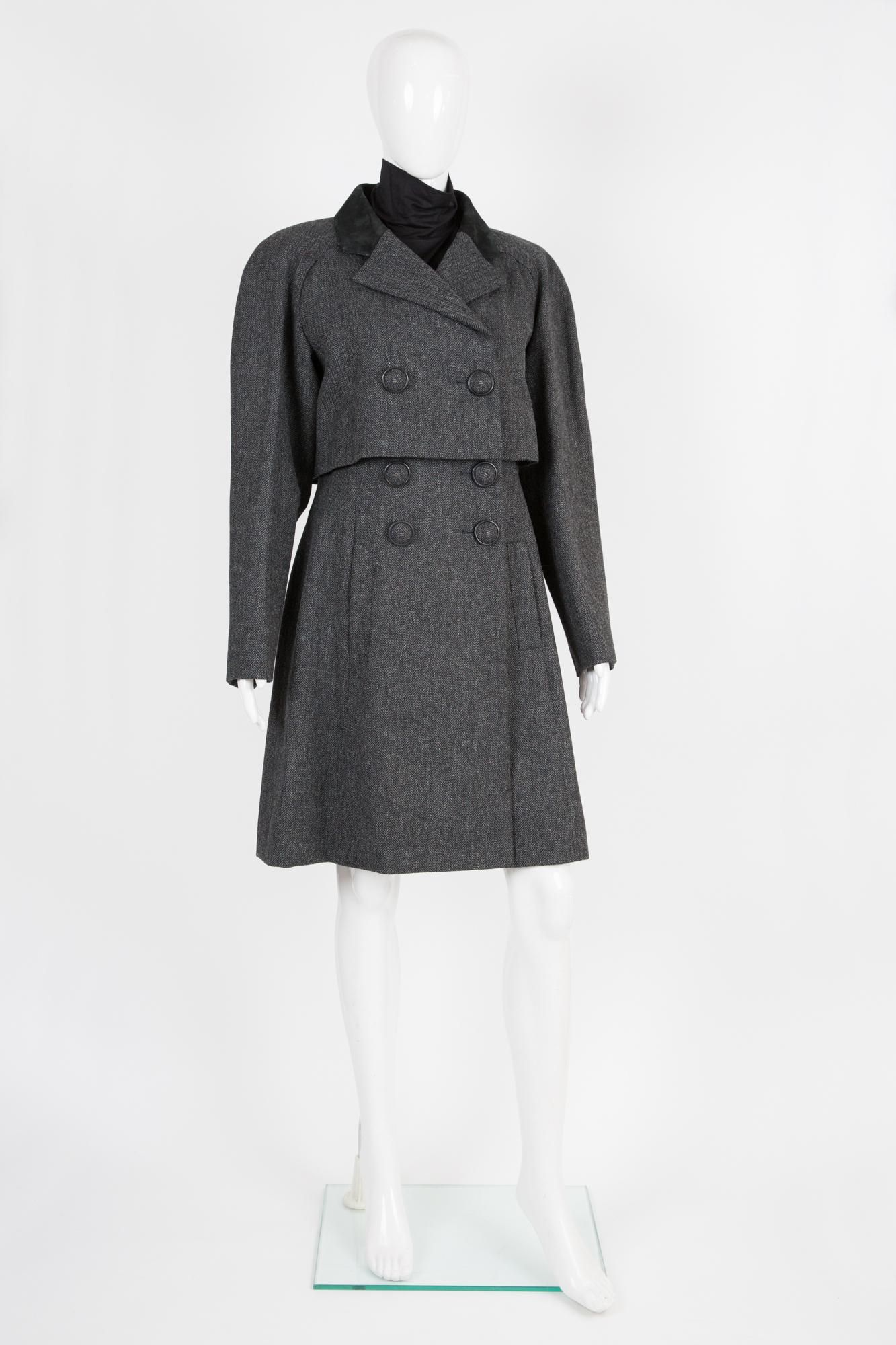 Chanel Cape-Mantel aus grauer Wolle (Schwarz) im Angebot