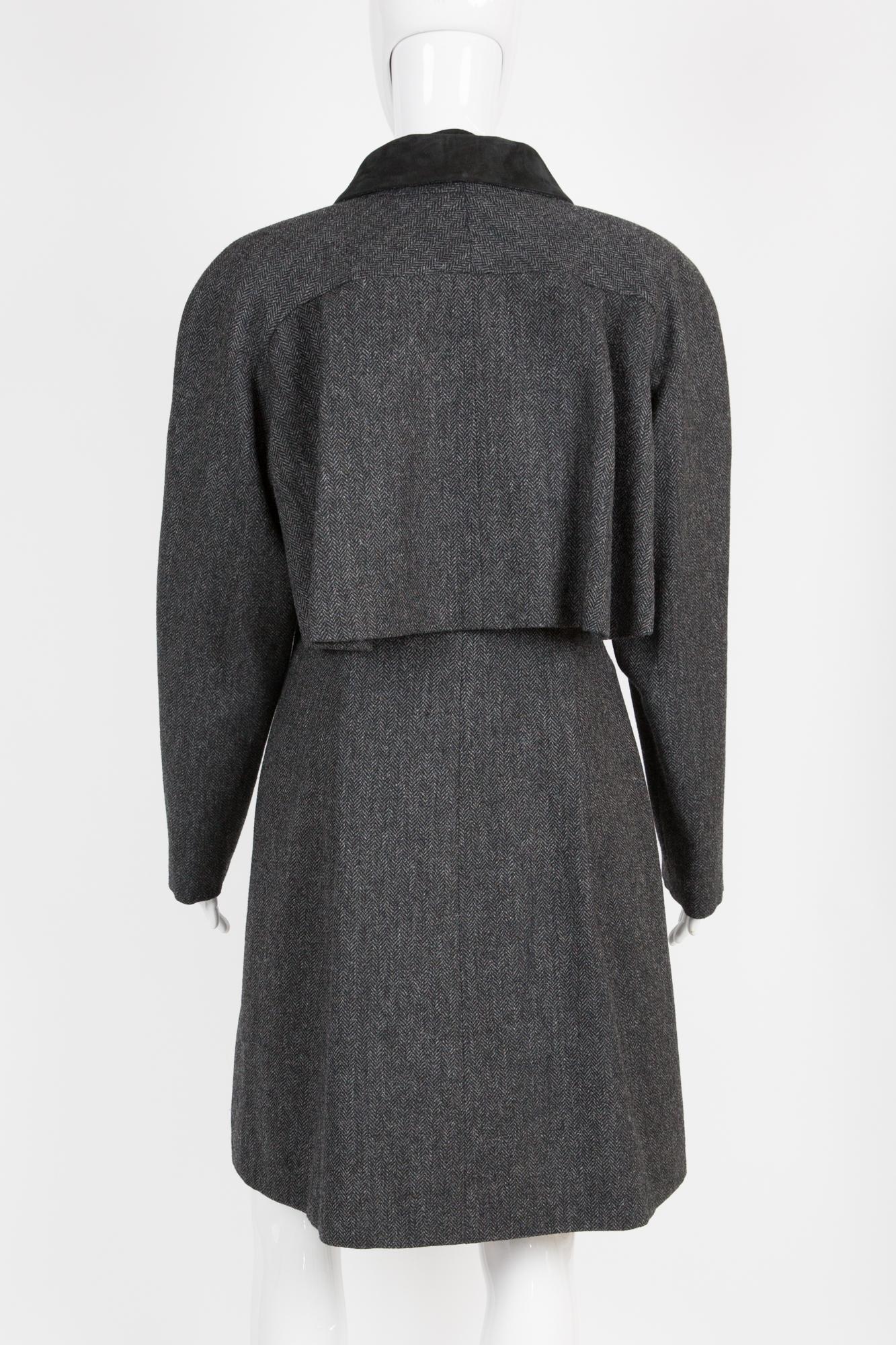 Chanel Cape-Mantel aus grauer Wolle im Zustand „Gut“ im Angebot in Paris, FR