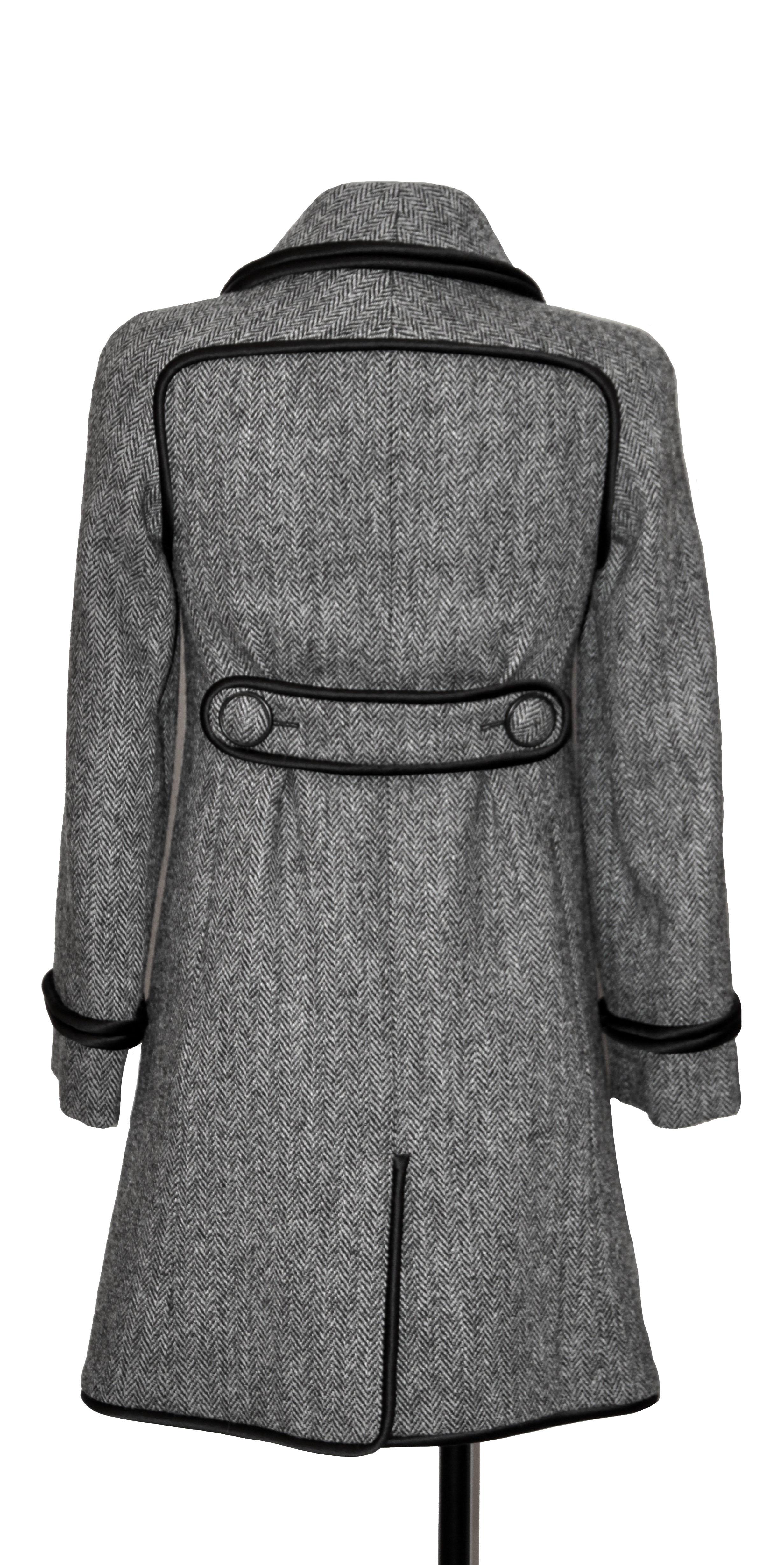 This is a pre-owned wool chevron pattern fitted mid-long coat from the 2015 Winter collection.
It features 4 large buttons and a  black silk trim around collar, sleeves and pockets and a half-belt in the back.

Collection : Winter 2015
Fabric : 100%