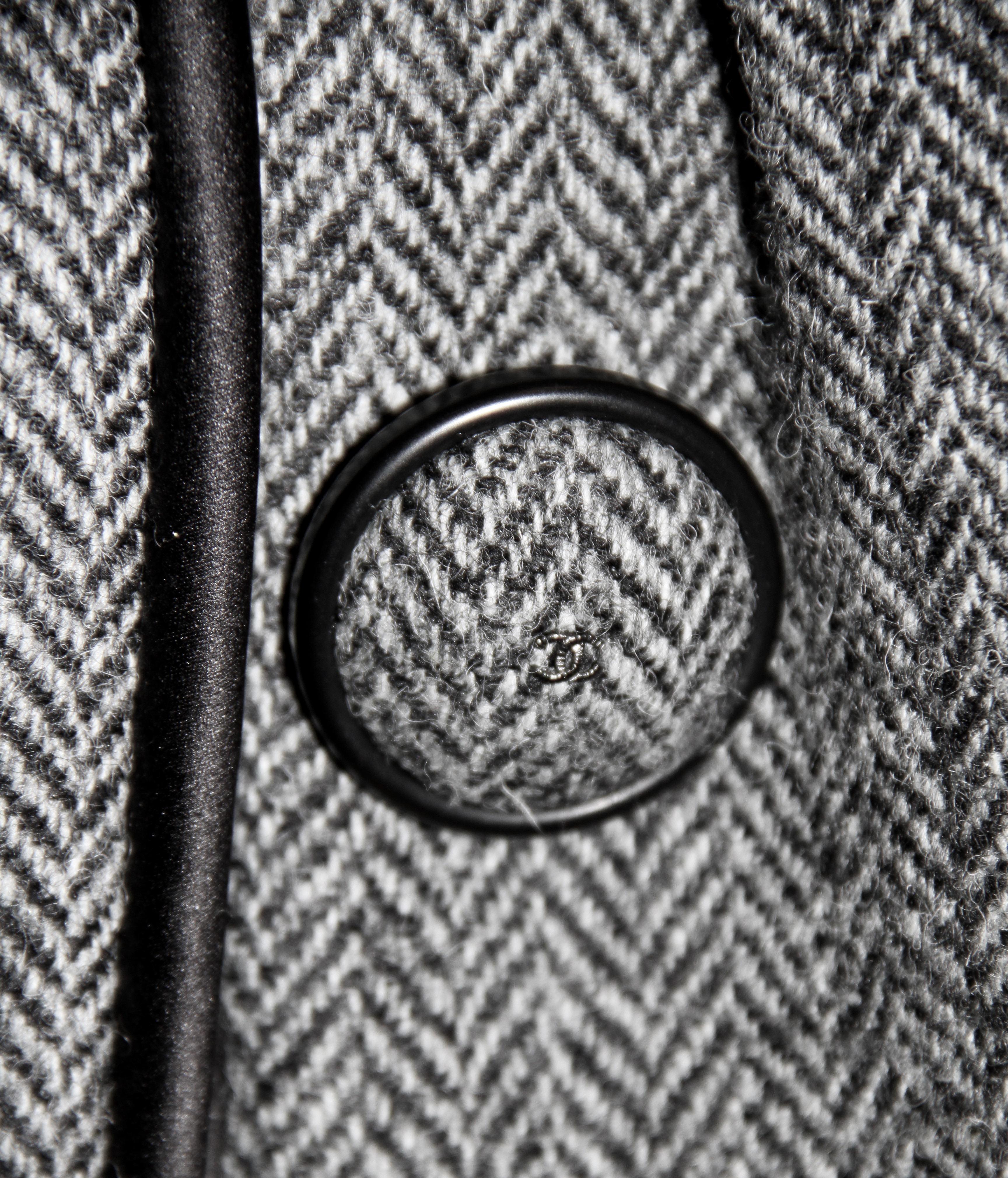 Chanel Grey Wool Chevron Pattern Coat In Good Condition In Geneva, CH