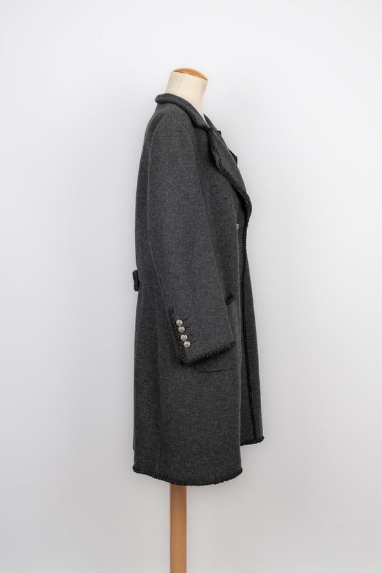 Chanel - (Fabriqué en Italie) Manteau en laine grise bordé de galons. Pièce mixte. Taille 50FR indiquée. Collection Pre-fall 2015.

Informations complémentaires : 
Condit : Très bon état.
Dimensions : Largeur des épaules : 44 cm - Poitrine : 57 cm -
