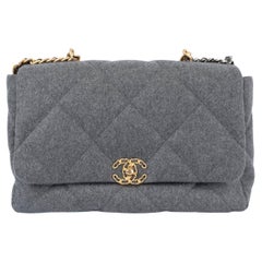 Borsa a tracolla CHANEL 2022 19 MAXI in feltro di lana grigio