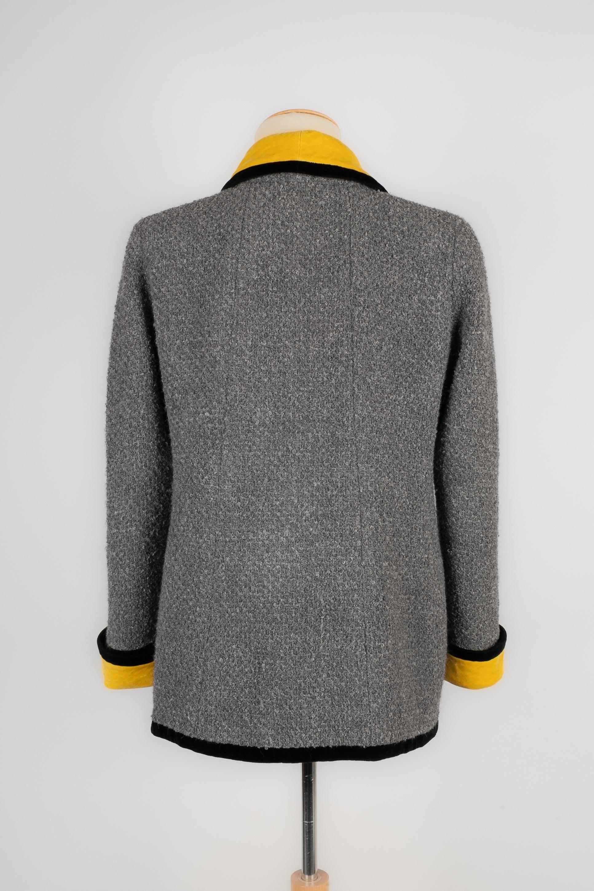 Chanel Grey Woolen Jacket with Yellow and Black Velvet In Good Condition In SAINT-OUEN-SUR-SEINE, FR