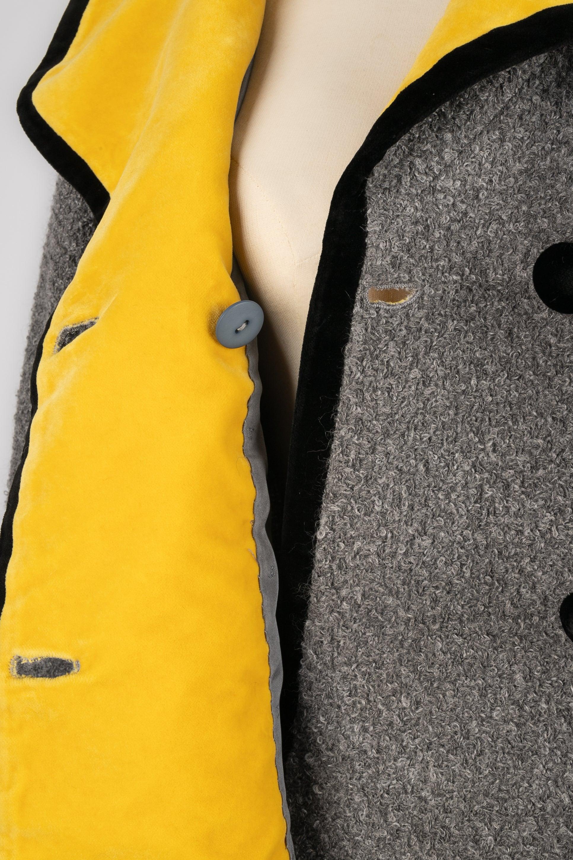 Chanel Grey Woolen Jacket with Yellow and Black Velvet 4