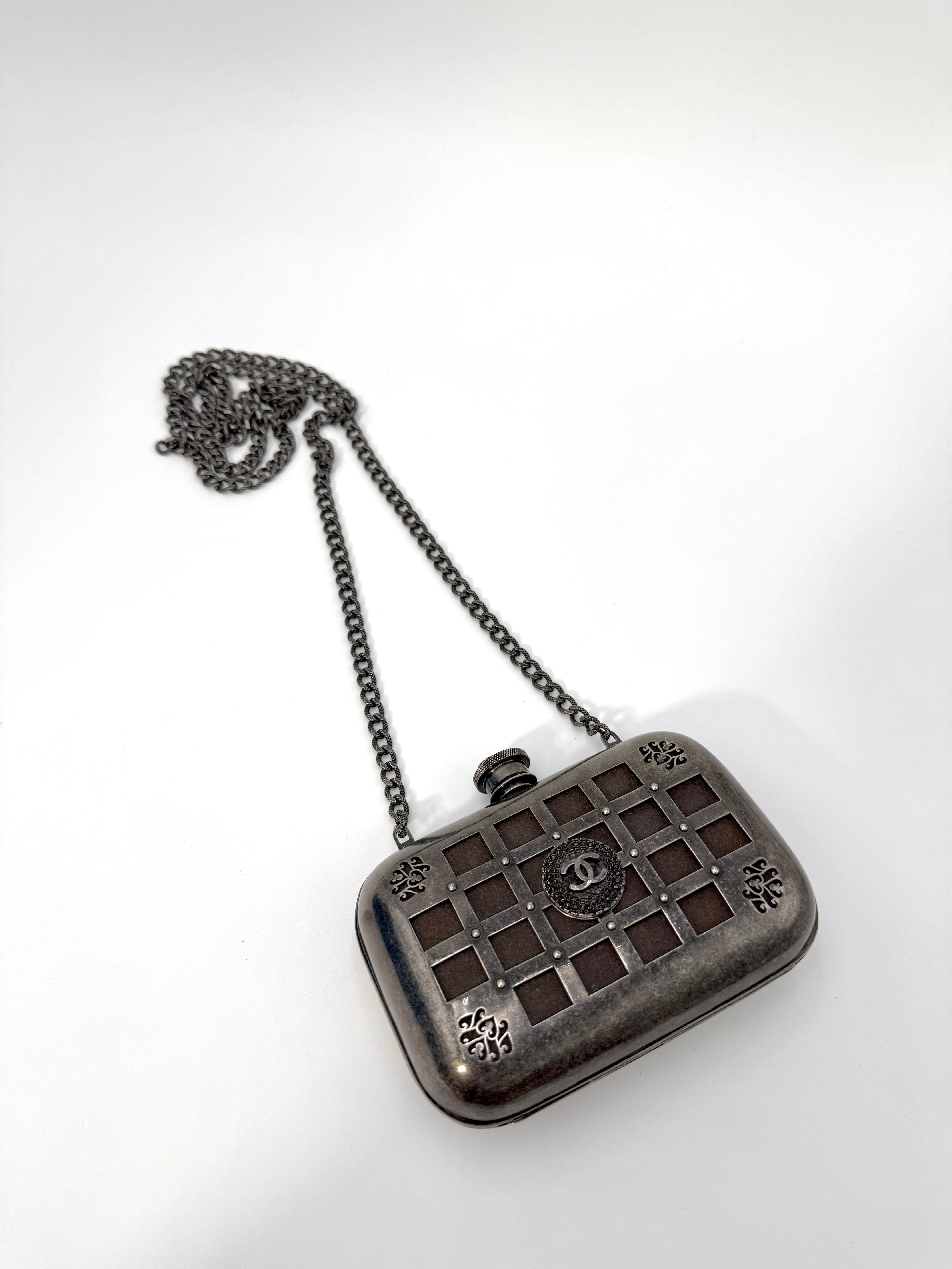 Noir Chanel Grid Cage Minaudière Bag - Collectional Paris-Edinburgh en vente