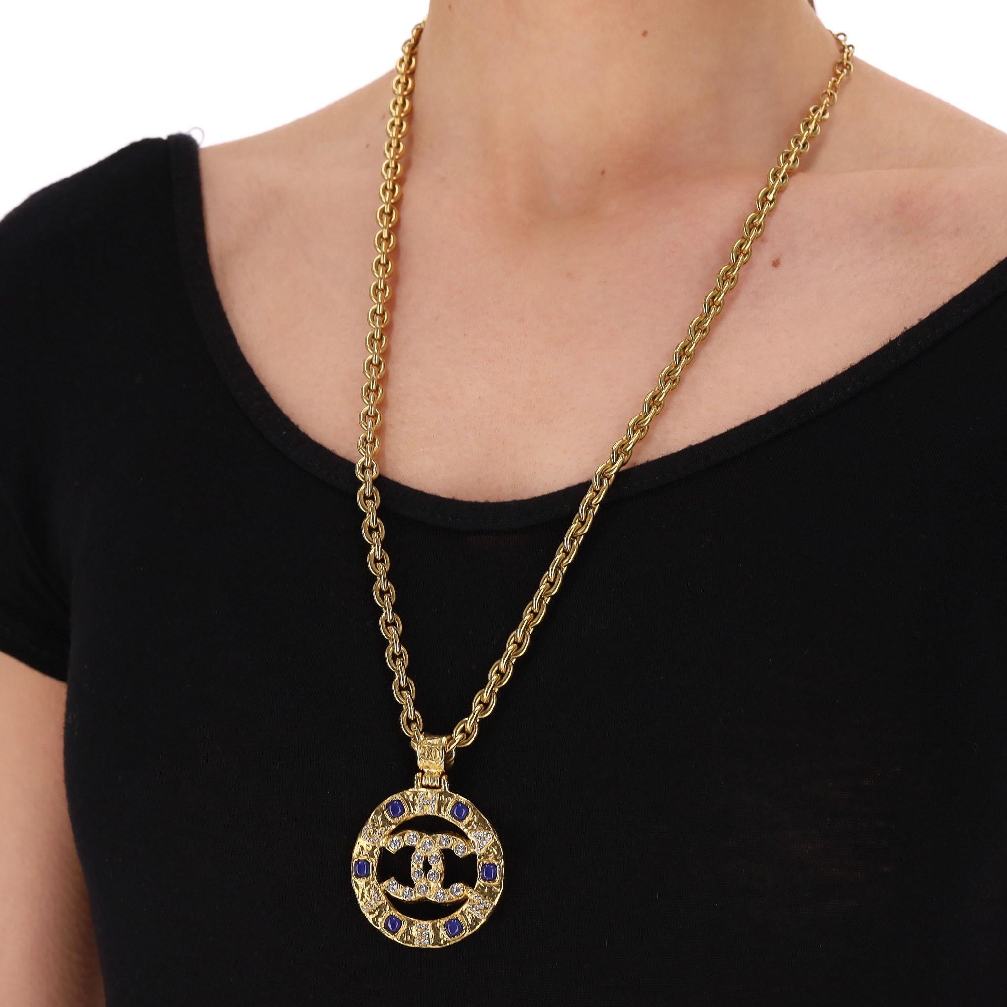 Collana Chanel con medaglione di cristallo e Gripiox

Medaglione d'oro con gripoix blu e scritta 