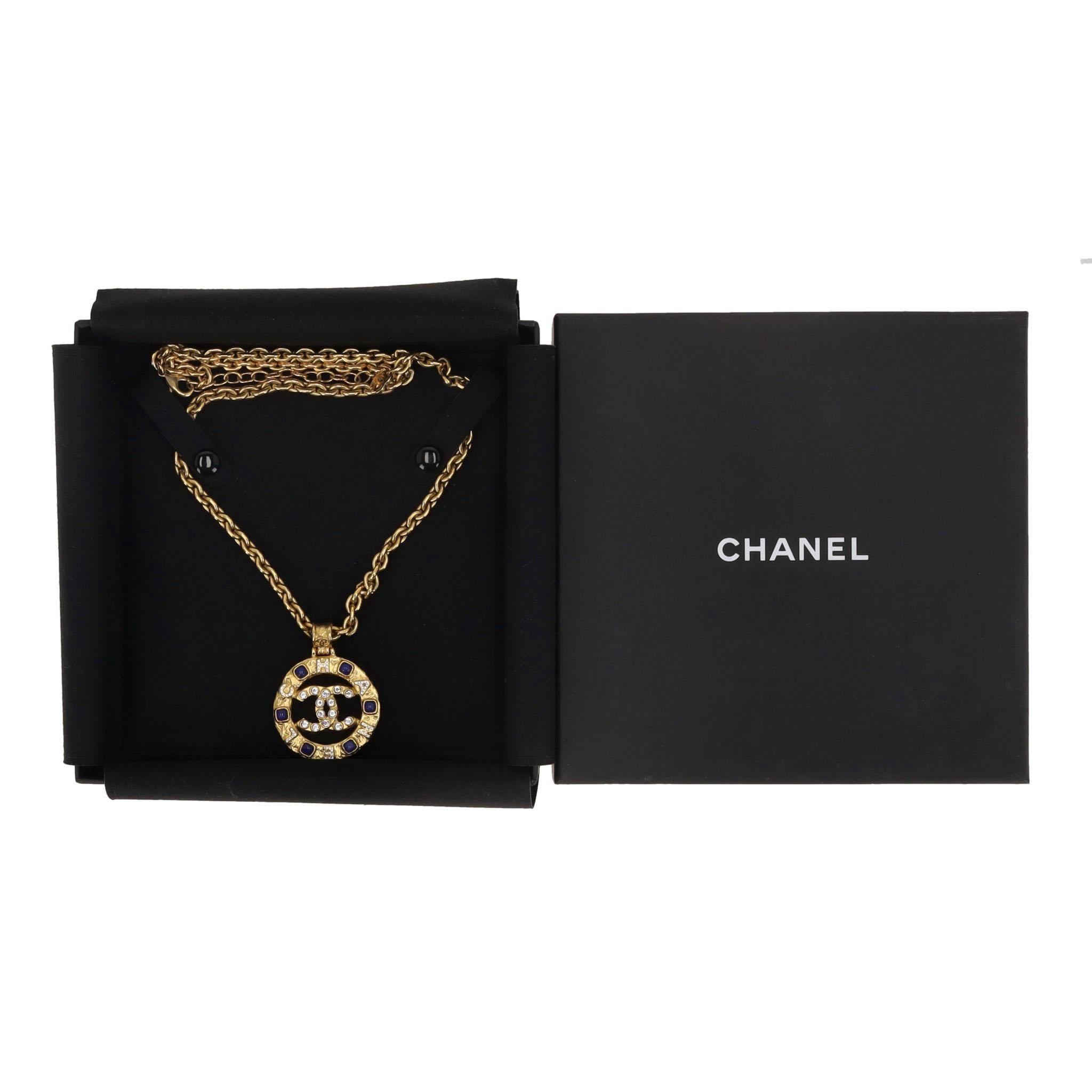 Moderno Collana Chanel con medaglione di cristallo e Gripiox in vendita