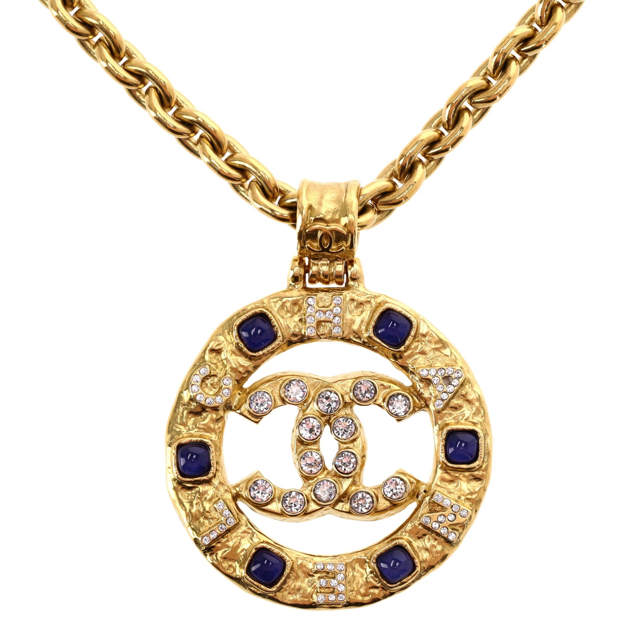 Taglio rotondo Collana Chanel con medaglione di cristallo e Gripiox in vendita
