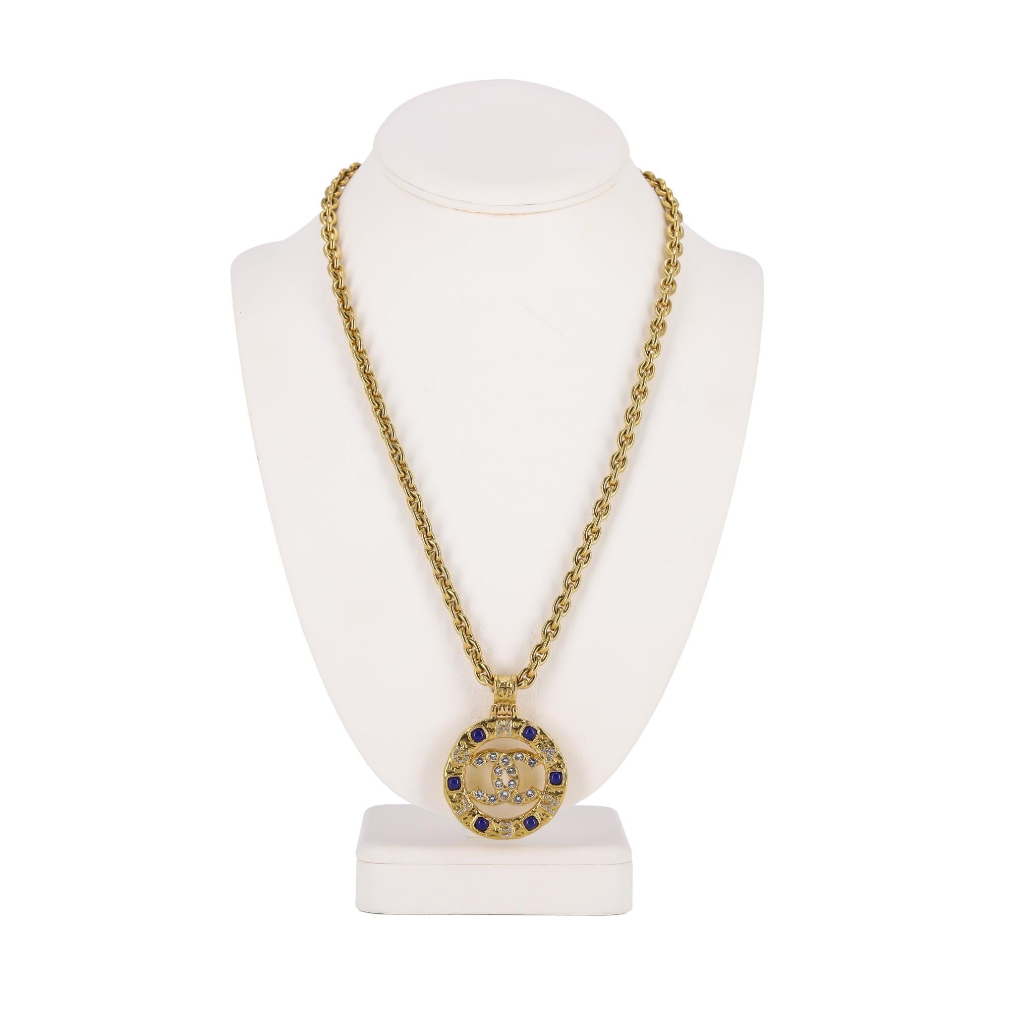 Collana Chanel con medaglione di cristallo e Gripiox In condizioni ottime in vendita a London, GB