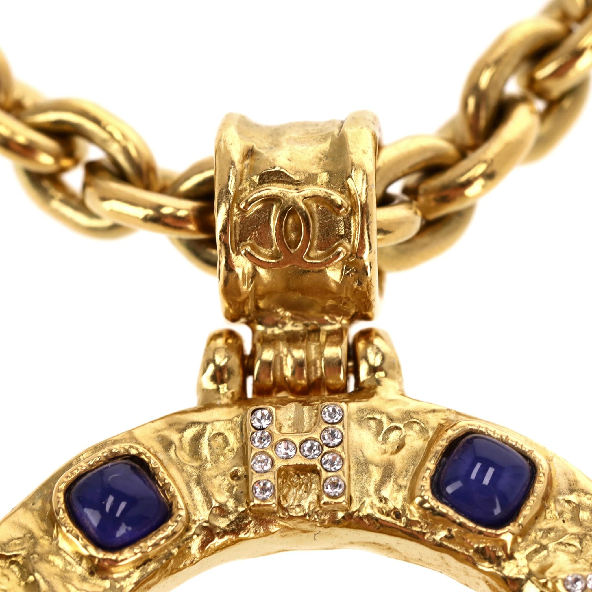Donna Collana Chanel con medaglione di cristallo e Gripiox in vendita