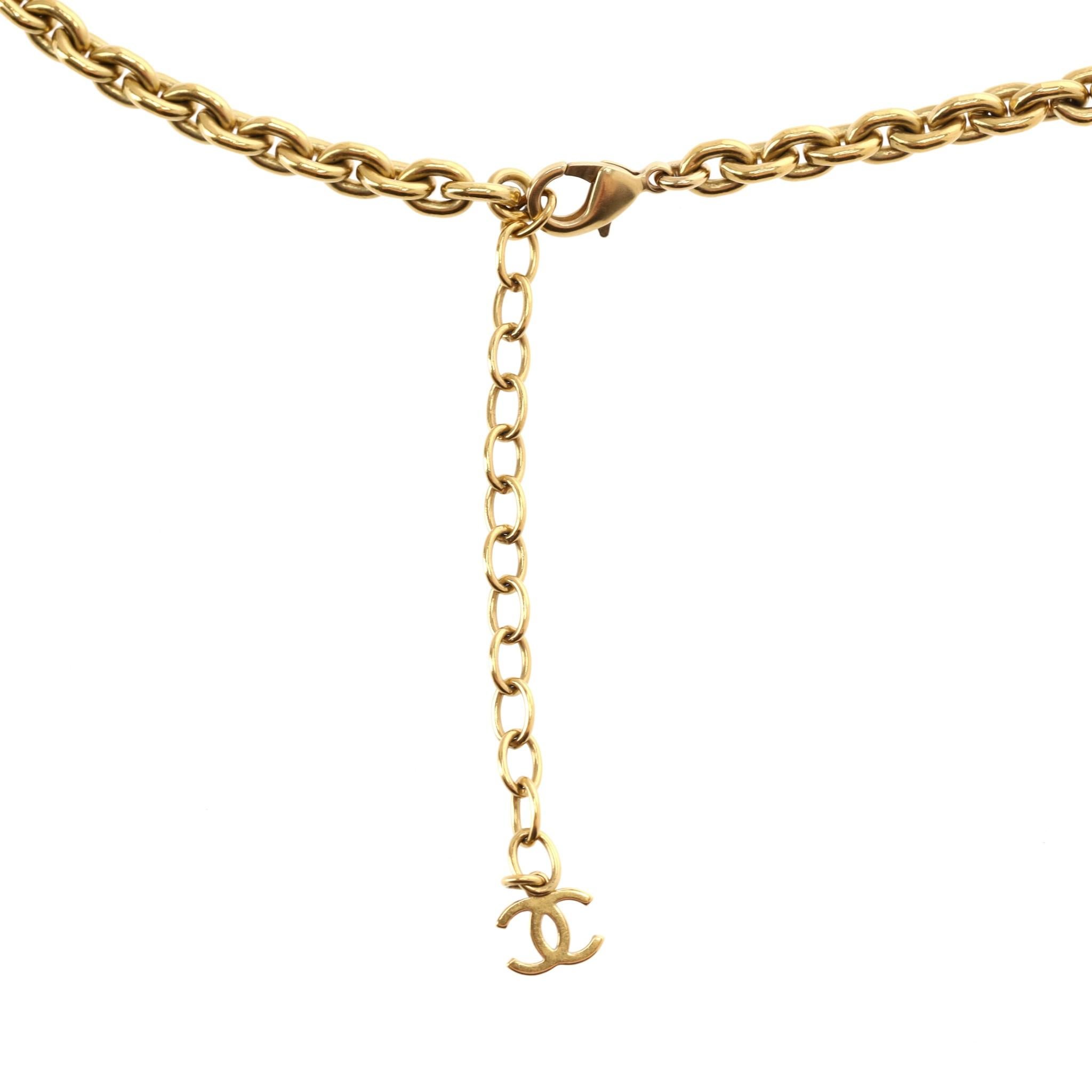 Collana Chanel con medaglione di cristallo e Gripiox in vendita 2