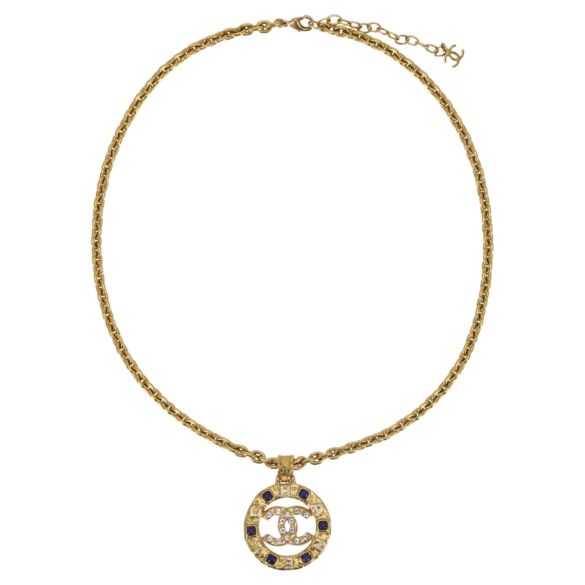 Collana Chanel con medaglione di cristallo e Gripiox in vendita