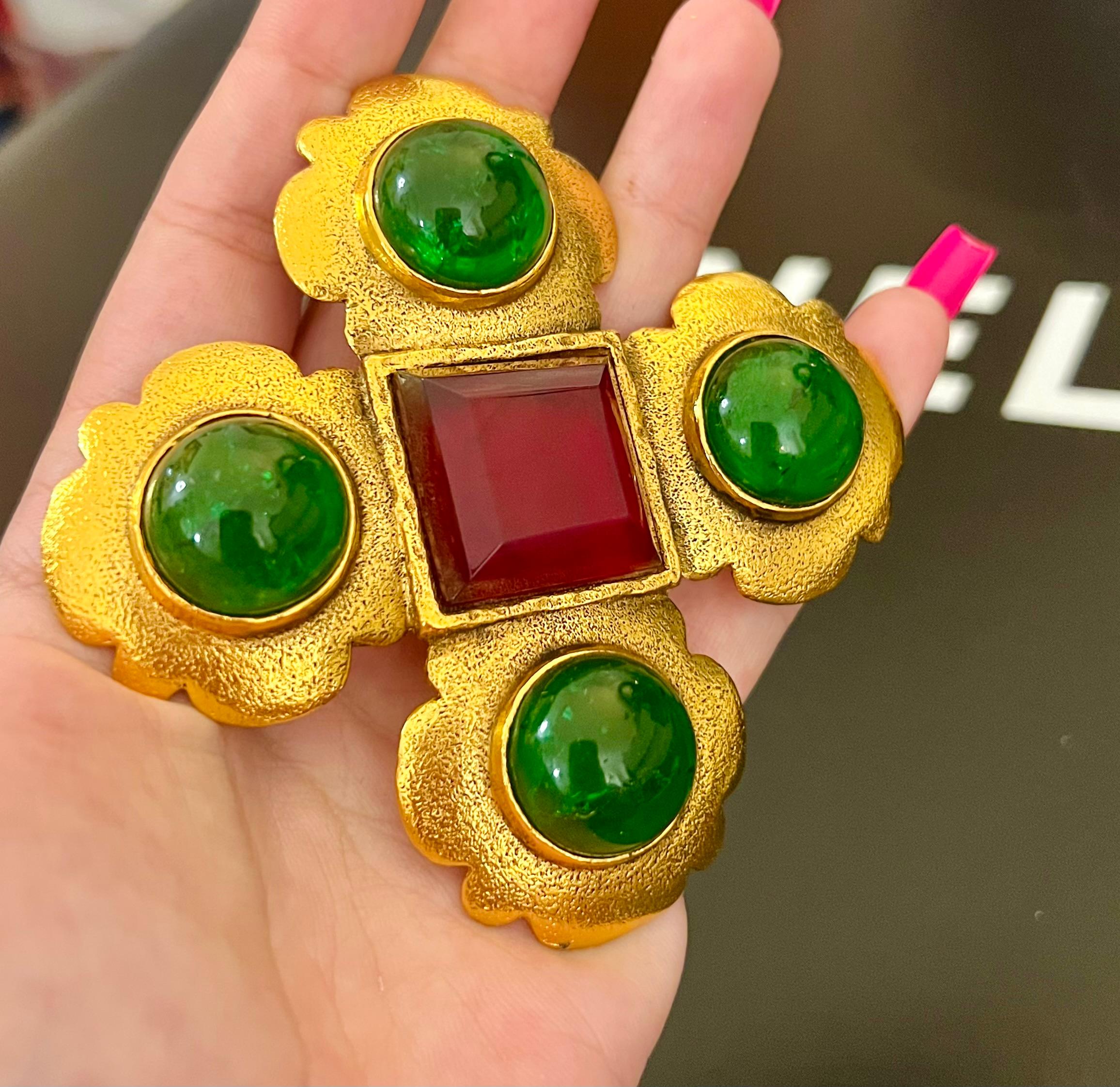 Chanel Gripoix 1991 brooch  In Good Condition For Sale In PARIS, FR