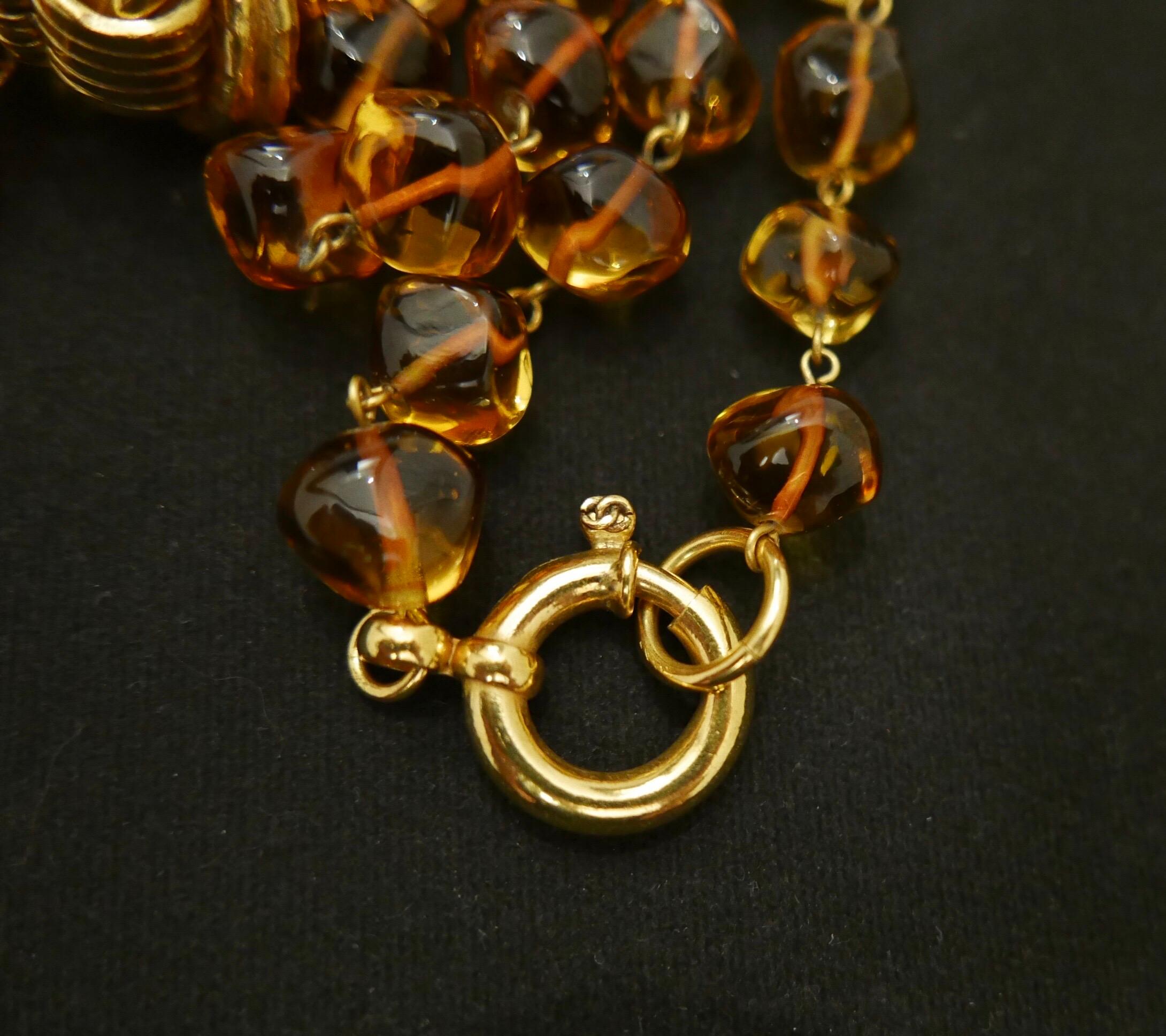 1994 Vintage CHANEL Gripoix Beaded Gold Plated Charm Necklace In Good Condition For Sale In Bangkok, TH