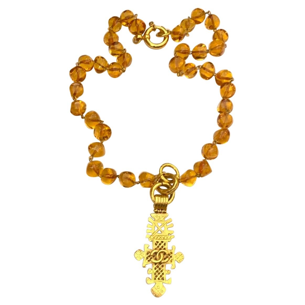 1994 Vintage CHANEL Gripoix Beaded Gold Plated Charm Necklace For Sale
