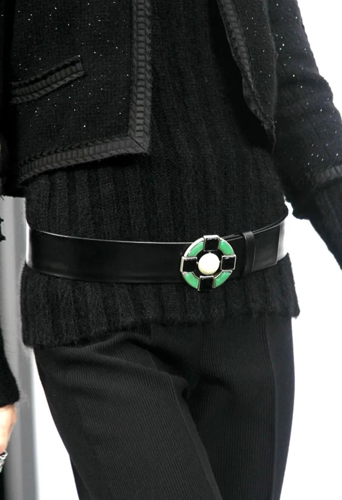 CHANEL. Cinturón de piel y ante. El modelo de hebilla Gripoix. Talla 80. Tiene 3 agujeros originales, otros tres los ha hecho un profesional. La longitud total mide 89 cm. El agujero central mide 77 cm. Está en buen estado. La perla está ligeramente