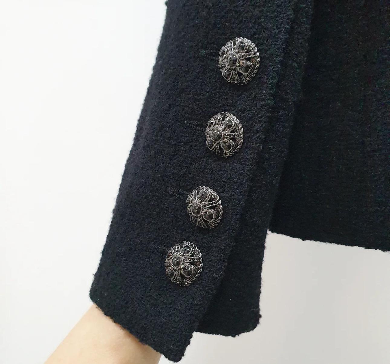 Chanel Veste en tweed noir à boutons Sz.44 en vente 1