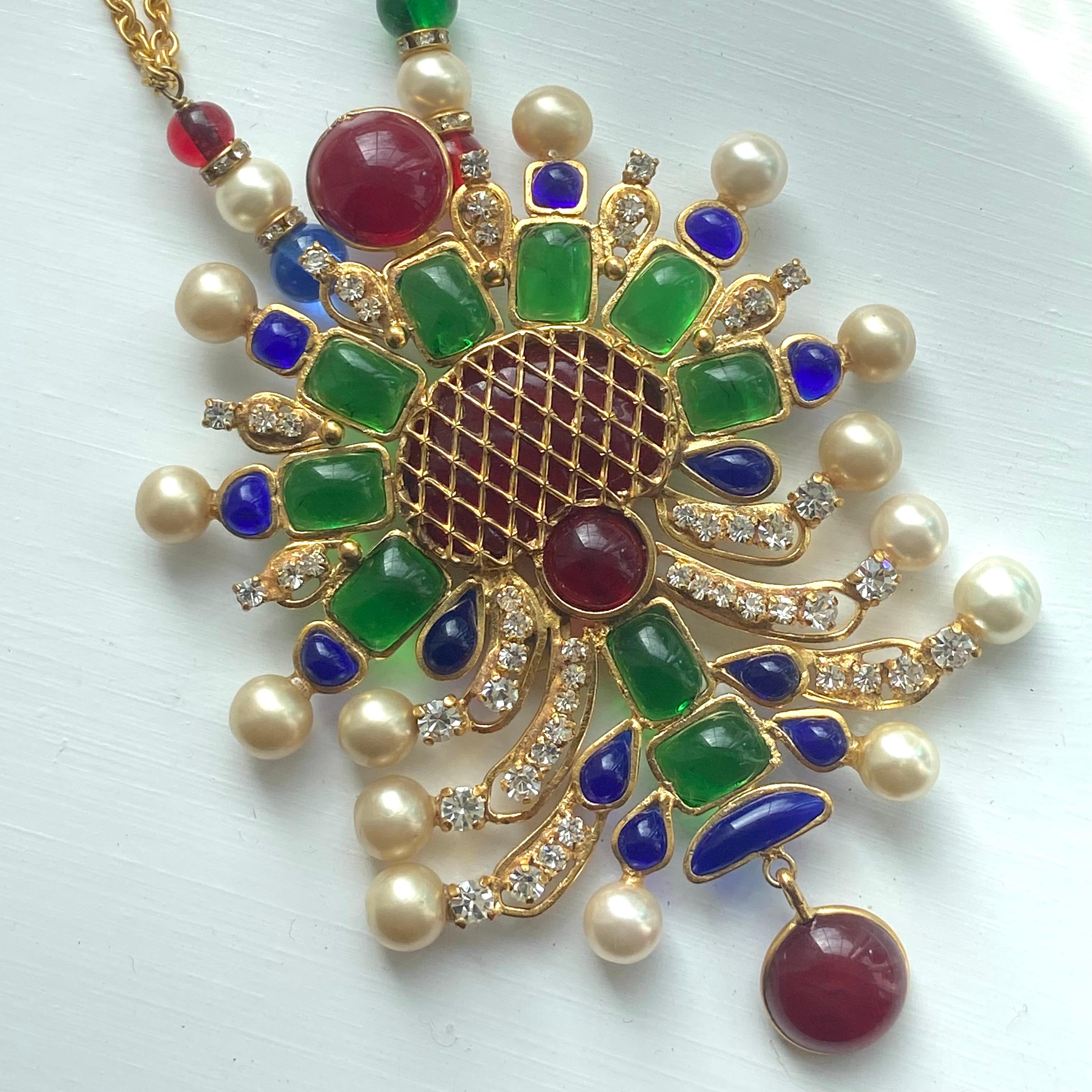 Chanel - Collier en pendentif byzantin Gripoix en vente 1