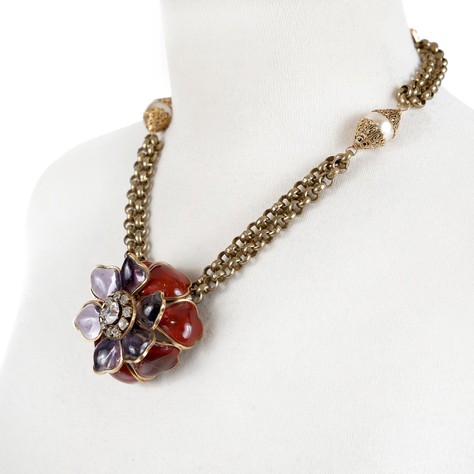 Cet authentique collier pendentif Camélia Gripoix de Chanel est en excellent état vintage du début des années 1990.  Très rare et magnifiquement détaillée, elle est un must pour les collectionneurs.  Le double brin de la chaîne à maillons de couleur