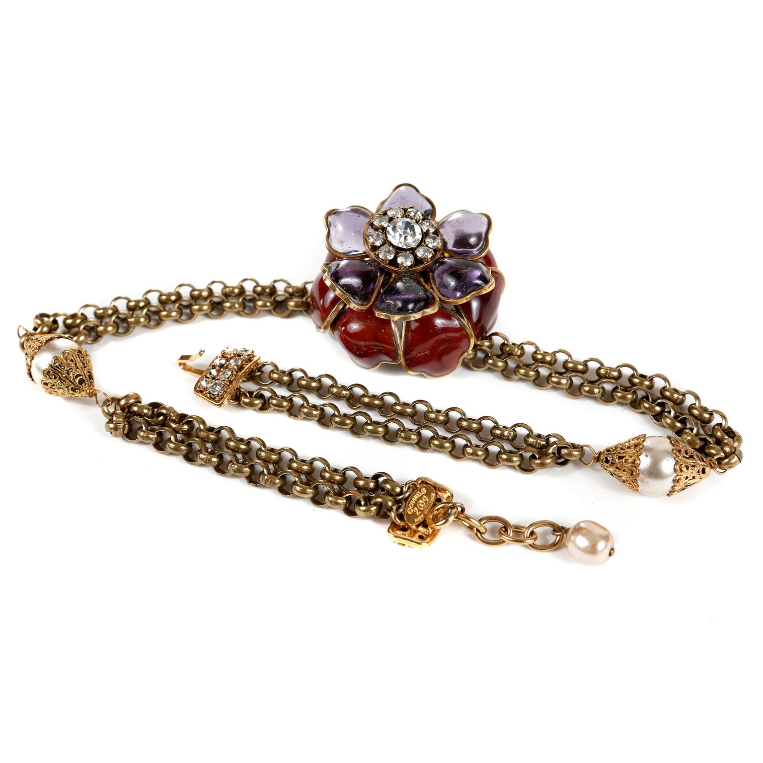 Chanel Gripoix, collier pendentif camélia Bon état - En vente à Palm Beach, FL