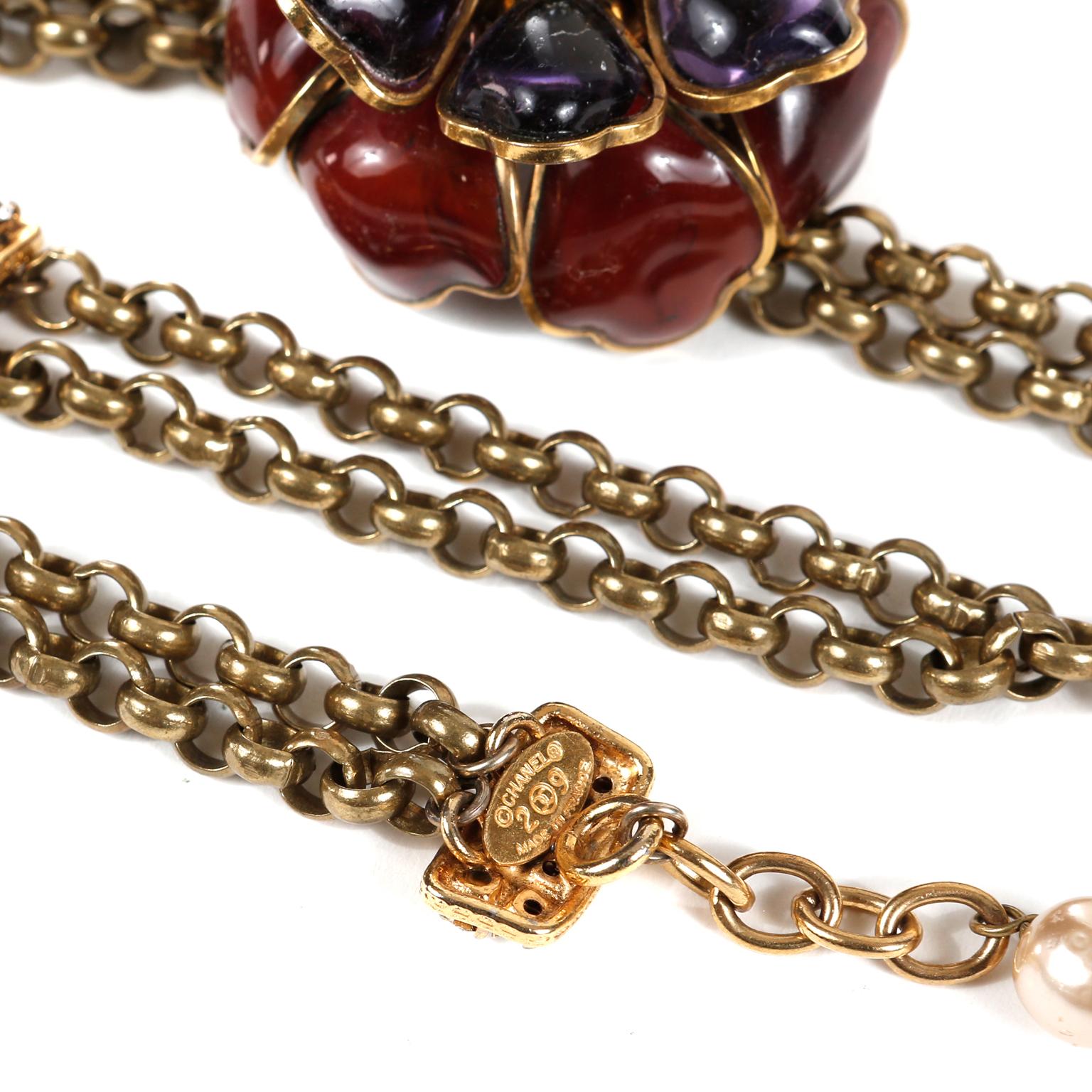 Chanel Gripoix Halskette mit Kamelien-Anhänger Damen im Angebot