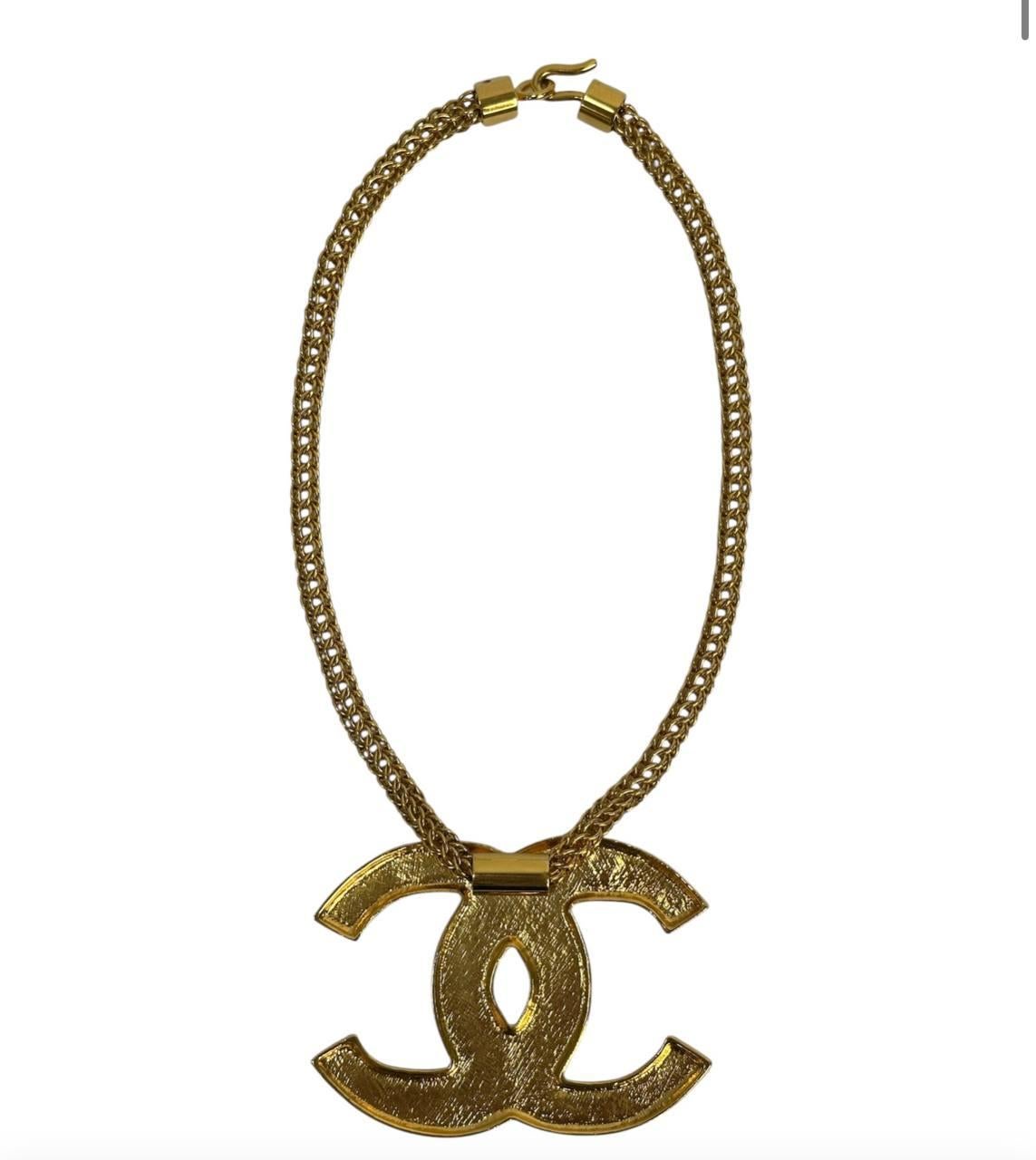 Chanel Gripoix CC Logo Pendant Necklace In Excellent Condition For Sale In Krakow, PL