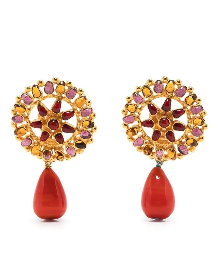 These vintage gripoix earrings from Chanel were meticulously crafted in France from yellow-gold-plated metal, coral, purple and amber-coloured glass beads for a statement-making set. The coral drop provides a minimal yet unique detail to an elegant