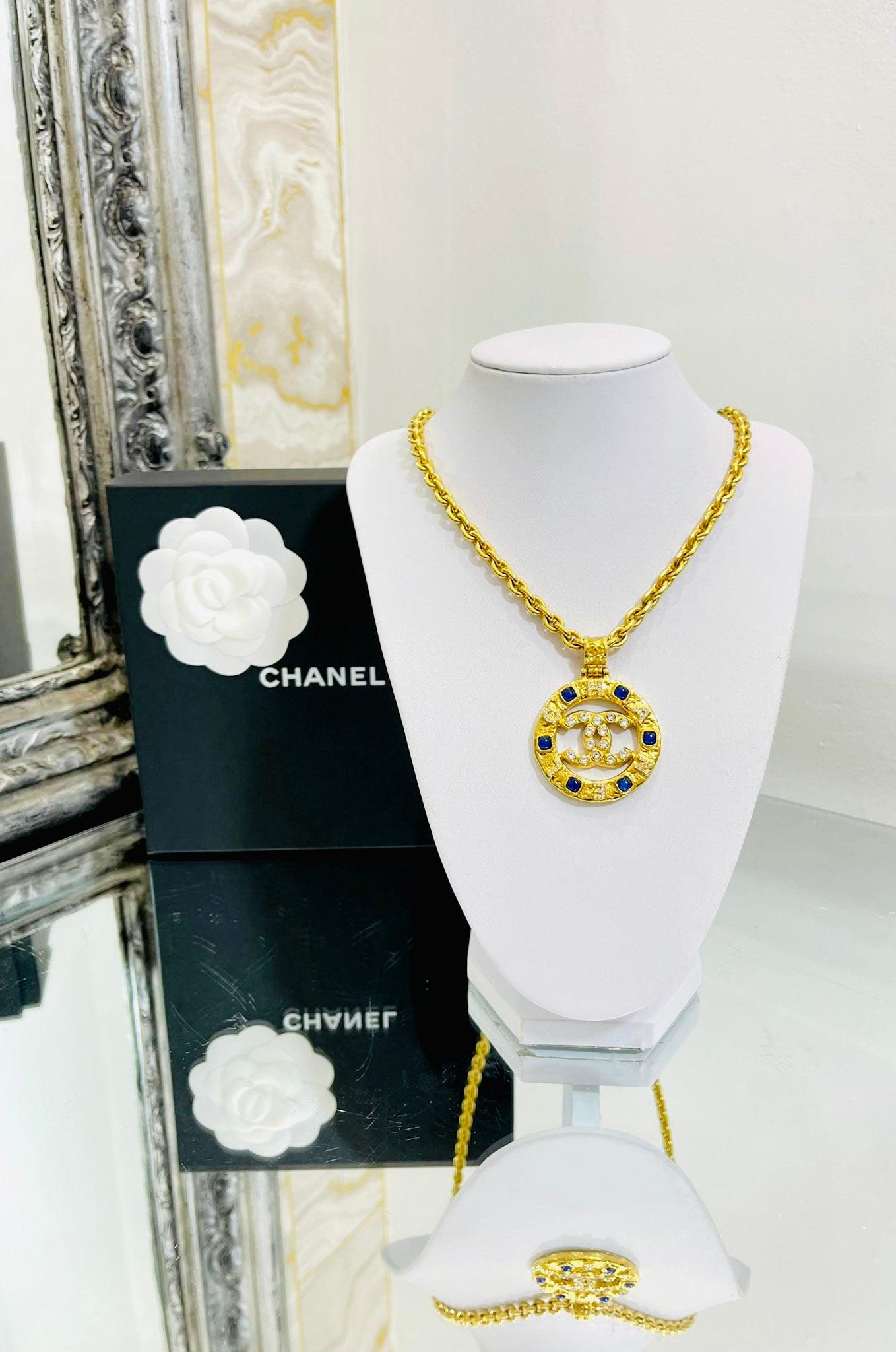 Chanel Gripiox & Crystal Medallion Necklace

Gold medallion with blue gripoix, 'Chanel' in crystal 

and a large centred 'CC' logo also in crystal. On a gold

link chain with dangle 'CC' logo to closure. From 2020 

collection.

Size -