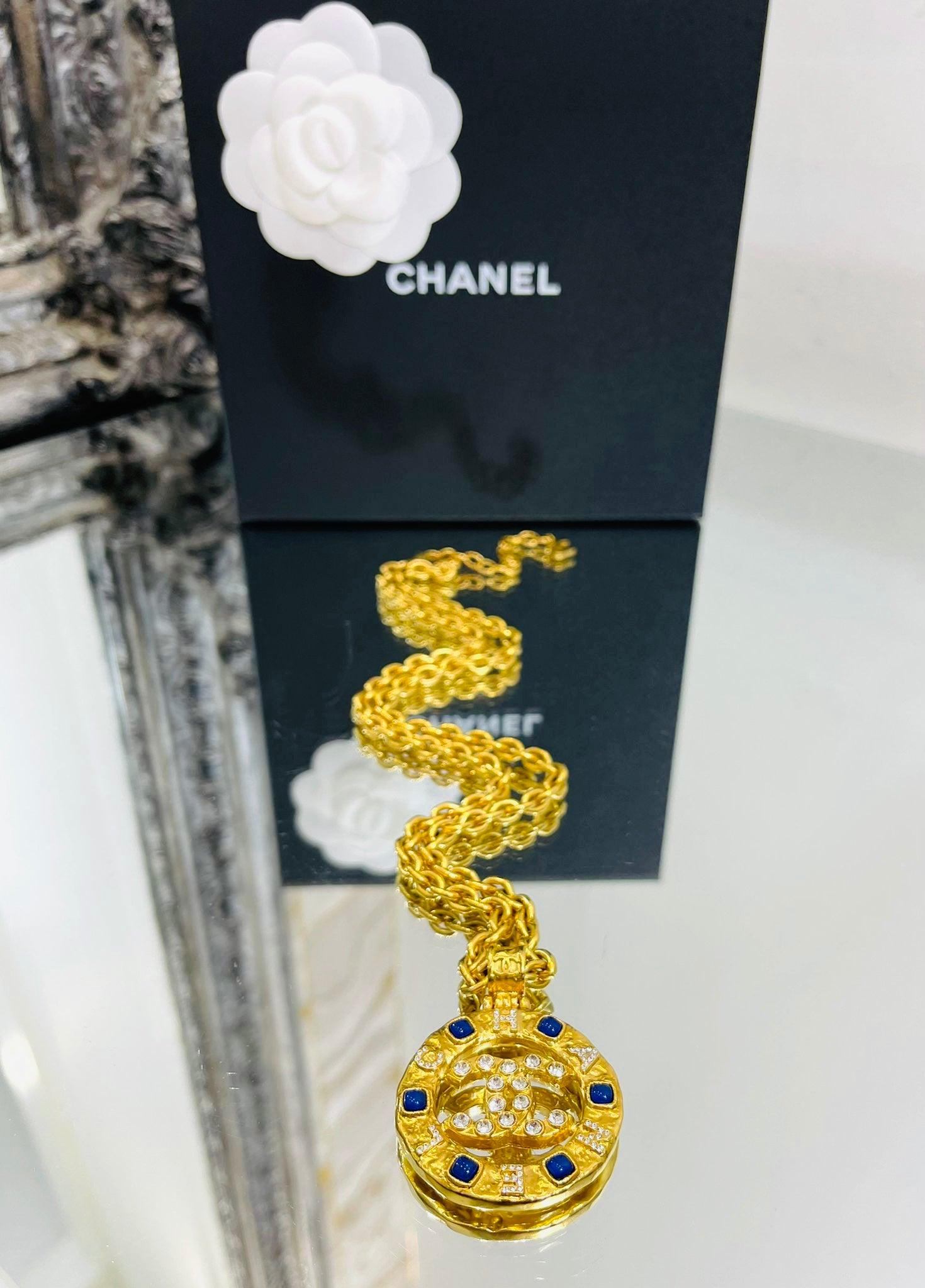 Moderne Chanel - Collier à médaillon avec logo 