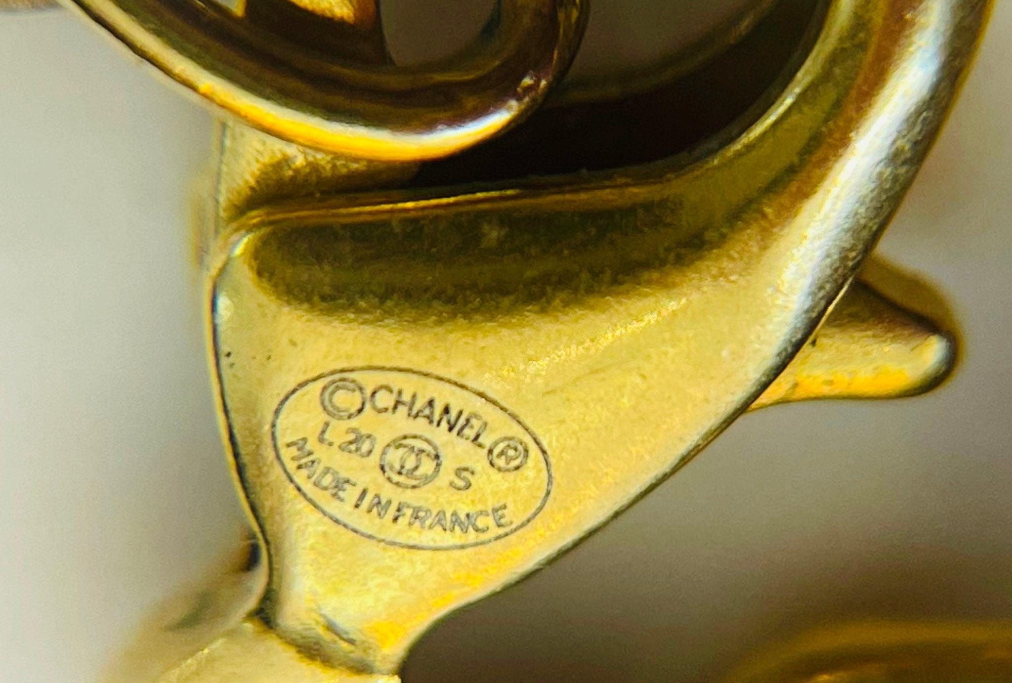 Chanel - Collier à médaillon avec logo 