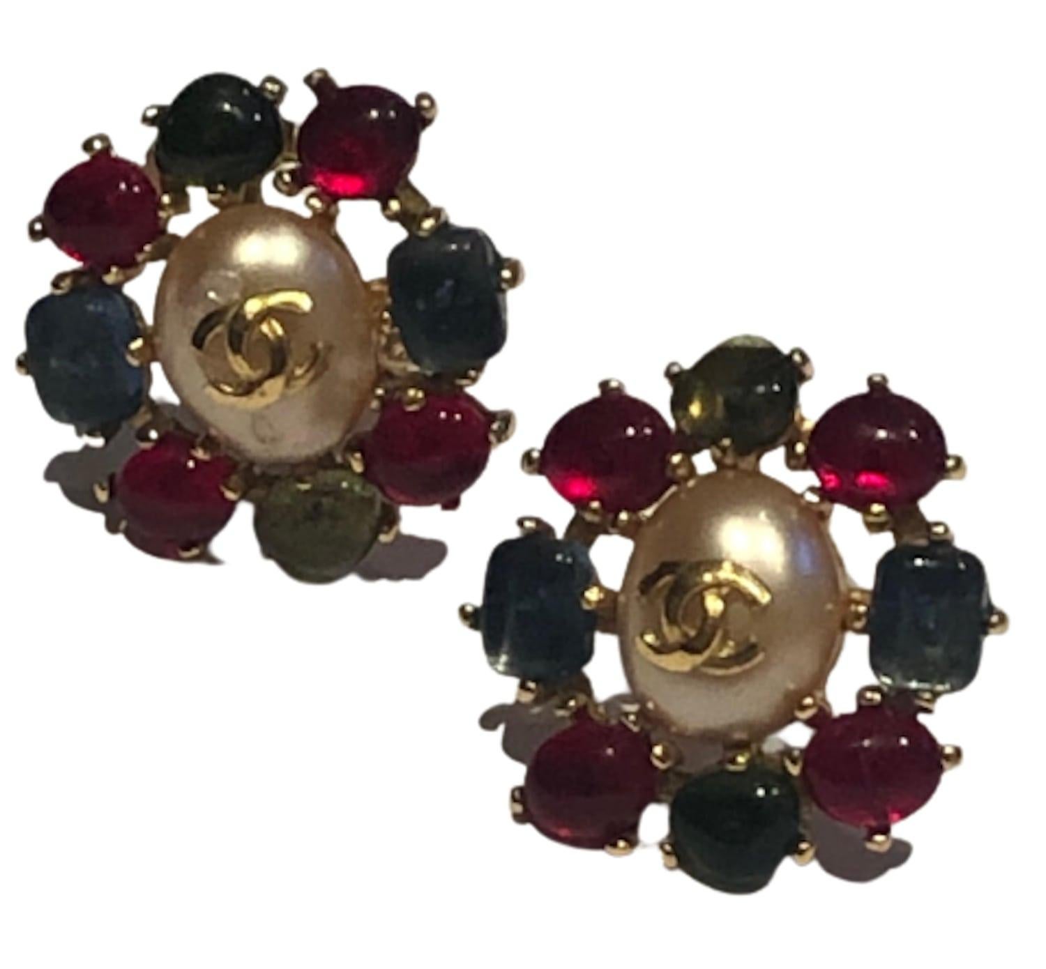 CHANEL Gripoix Earrings Vintage Red Green Blue Pearl CC logo Circa 1997
A stunning rare vintage Chanel Gripoix pearl CC clip-on earrings from Autumn 1997. These beautiful earrings are handcrafted with height Gripoix glass stones in green, blue and