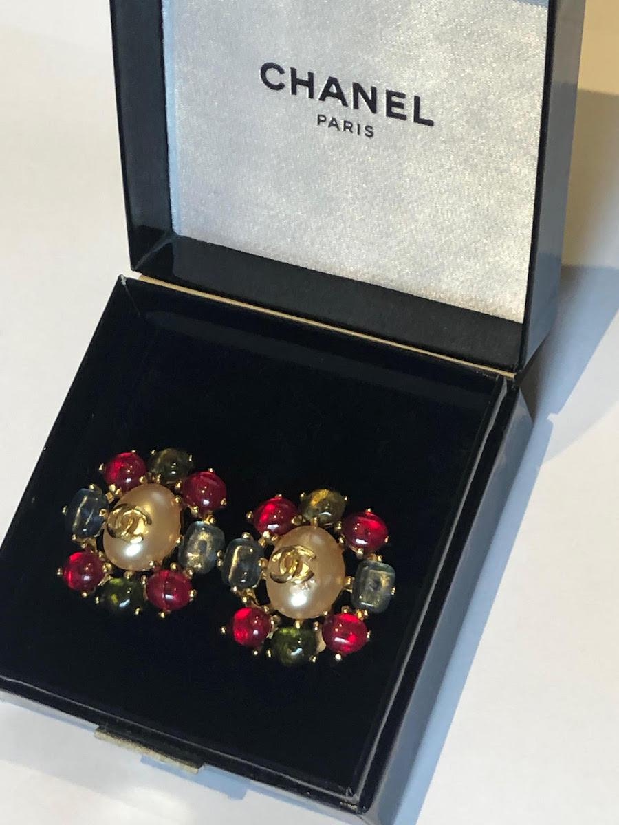 Women's CHANEL Gripoix Earrings Vintage Red Green Blue Pearl CC logo Circa 1997 For Sale